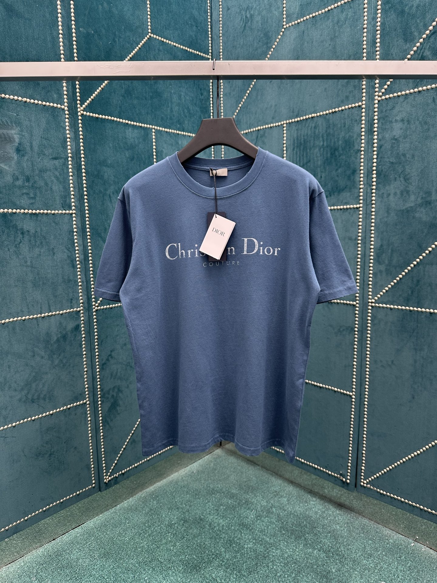 NO:462100,Dior 25ss new Christian Dior Couture T-shirt is a new product in the fall 2025 men's clothing series, adding a stylish temperament to the classic items in the wardrobe. It is carefully crafted with blue antique cotton jersey fabric, and the chest is decorated with Christian Dior Couture logo print to enhance the style. It can be matched with jeans or shorts to create a casual look. S.M.L.,,dior,dior,shorts,jeans,alexander wang19860909迪奥 25ss新款 Christian Dior Couture T 恤是二零二五秋季男装系列新品,为衣橱的经典单品增添时尚气质.采用蓝色仿旧效果棉质平纹针织面料精心制作,胸前饰以 Christian Dior Couture 标志印花提升格调.可与牛仔裤或短裤搭配,打造休闲造型. 码数S.M.L.,,dior,dior,shorts,jeans,alexander wang,Men's clothing