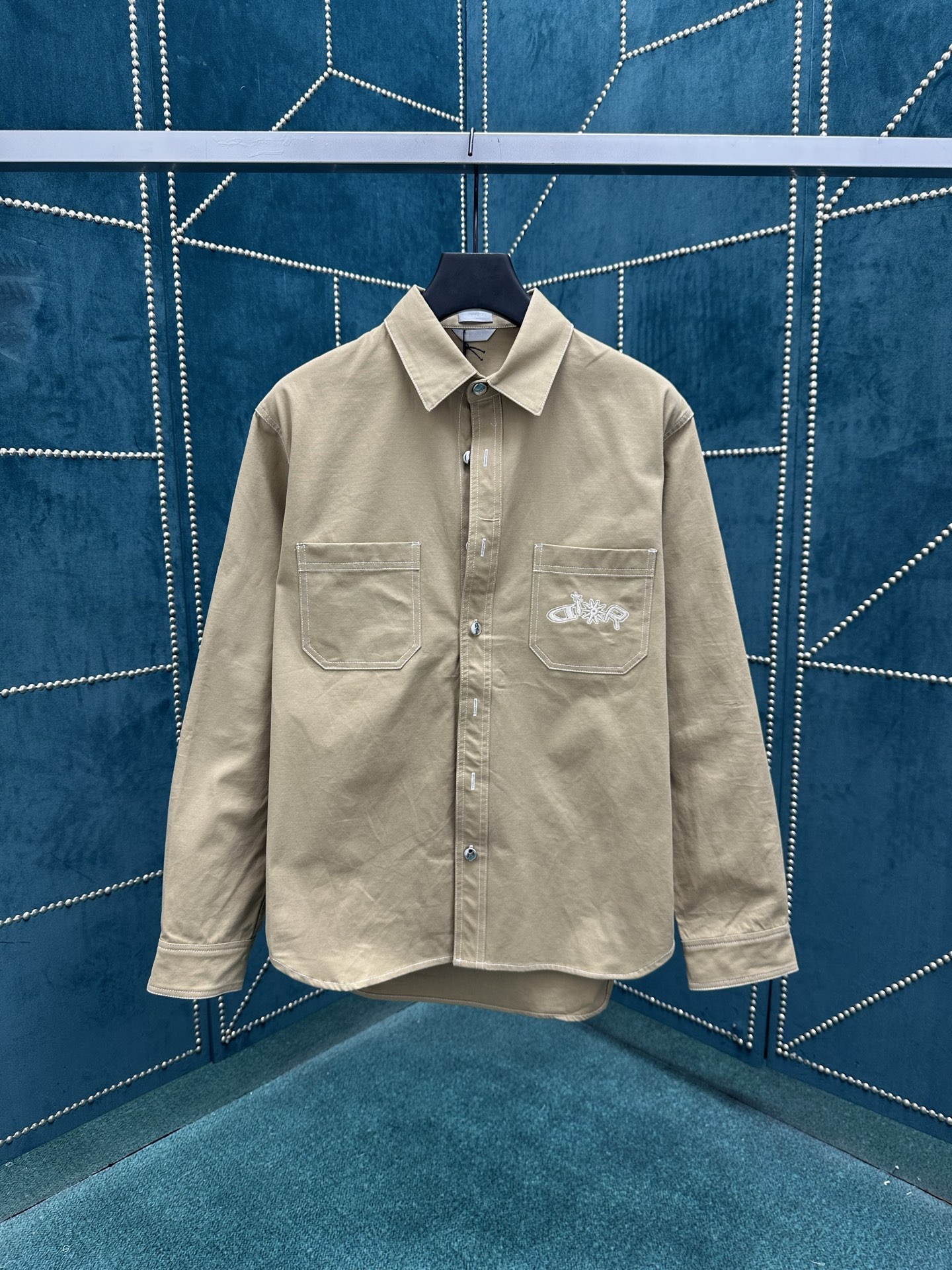 NO:462122,Dior 25ss new shirt is a new product for men's clothing series in autumn 2025, from the DIOR AND LEWIS HAMILTON limited series. It is carefully crafted from blue cotton fabric, with patch pockets on the chest, and one of them is embroidered with a joint embroidery series in the same tone, reinterpreting the Dior logo in a graphic style. It can be matched with the shorts of this limited series to create a delicate look. The number of sizes is 38.39.40.41.,dior,dior, shorts,shirts,alexander wang19860909迪奥25ss新款衬衫是二零二五秋季男装系列新品,来自 DIOR AND LEWIS HAMILTON 限定系列.采用蓝色棉质面料精心制作,胸前饰以贴袋,其中一个点缀以同色调联名系列刺绣,以图形风格重新诠释 Dior 标志.可与该限定系列的短裤搭配,打造精致造型. 码数38.39.40.41.,,dior,dior,shorts,shirts,alexander wang,Men's clothing