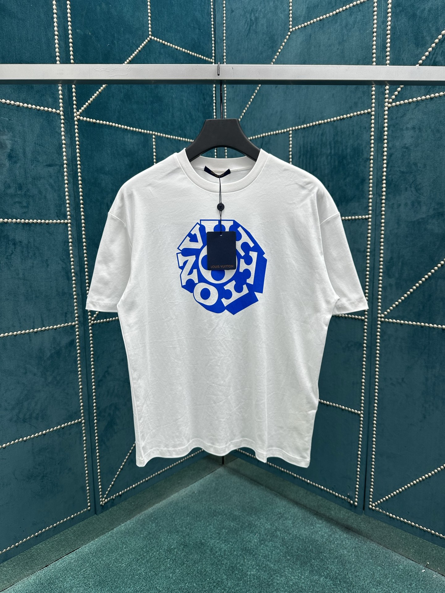 NO:462117,The new T-shirt of the Donkey 25ss comes from the 2025 autumn and winter fashion show, with a blend of illuminated silk cotton to inject a gorgeous style into the casual silhouette. The eye-catching Vuitton Flower print and Vuitton logo are decorated before and after, slowly revealing a fresh summer atmosphere. S.M.L.XL.,,louis vuitton,louis vuitton,alexander wang19860909驴家 25ss新款 T 恤出自 2025 秋冬时装秀,以莹泽丝棉混纺为休闲廓形注入华美格调.醒目 Vuitton Flower 印花与 Vuitton 标识分饰前后,缓缓流露清新夏日气息. 码数S.M.L.XL.,,louis vuitton,louis vuitton,alexander wang,Men's clothing