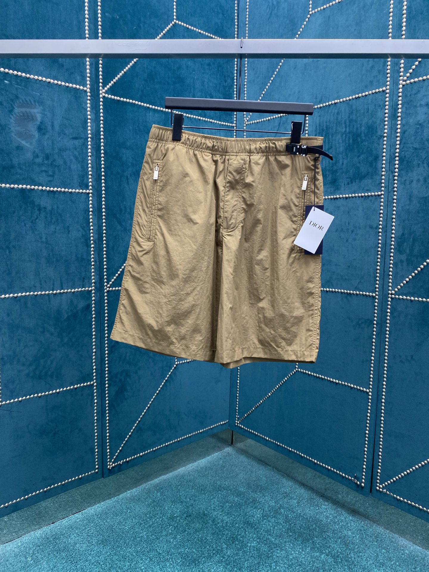 NO:462060,Dior 25ss new shorts, brown tech fabric with Dior belt buckle, shorts are brand new to interpret classic items, highlighting the fashion style. They are carefully crafted from brown tech fabric with Dior tied belt buckle. With elastic waist and side zipper pockets, the casual style is more refined. They can be easily matched with T-shirts to create a fashionable and casual look. Size 46.48.50.52.,,dior,dior, shorts,alexander wang19860909迪奥25ss新款短裤 棕色科技面料搭配 Dior 腰带扣款 短裤全新演绎经典单品,彰显时尚风格.采用棕色科技面料精心制作,饰以 Dior 系结腰带扣.带有弹力腰头和侧面拉链口袋,令休闲版型更显精致.可与 T 恤轻松搭配,打造时尚休闲的造型. 码数46.48.50.52.,,dior,dior,shorts,alexander wang,Men's clothing