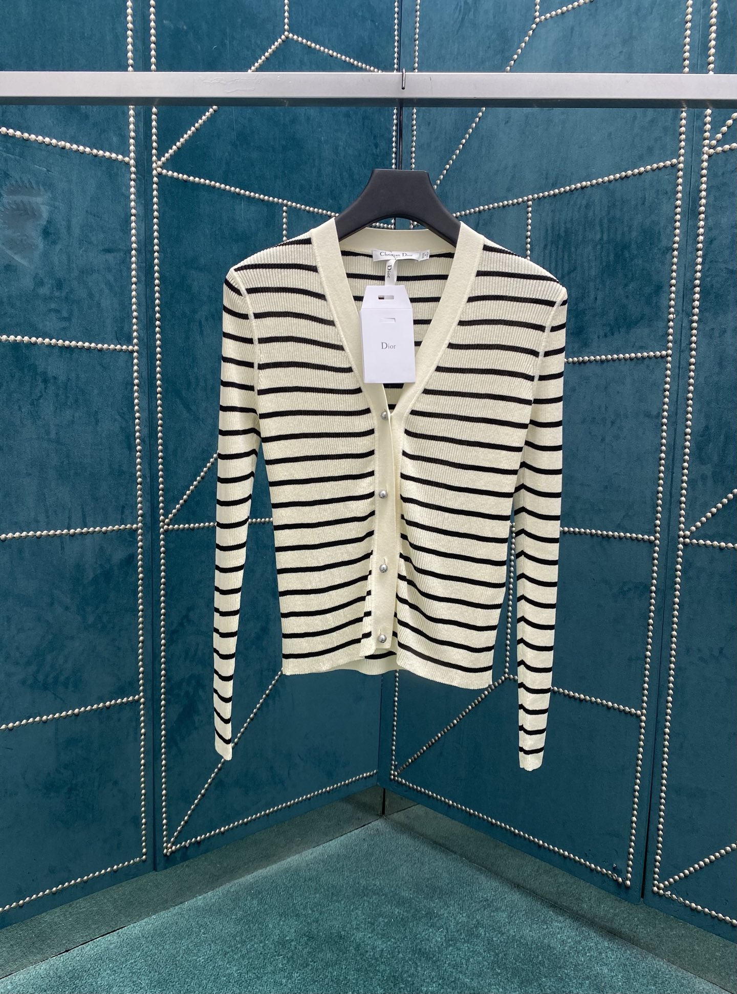 NO:462066,Dior 25ss new Diorviera cardigan. This cardigan is from the Diorviera limited series and is an exquisite and elegant item. The classic style is carefully crafted from linen-blend stretch knitted fabric, paired with Dior Tribales buttons that highlight the silver finish CD logo metal beads to enhance the style, and is inspired by Dior classic earrings. It can enhance the style of the Diorviera limited series. S.M.L.,,balenciaga,dior,dior,earrings,alexander wang19860909迪奥 25ss新款Dioriviera 开衫.这款开衫来自 Dioriviera 限定系列,是一款精致优雅的单品.经典版型,采用亚麻混纺弹力针织面料精心制作,搭配突显银色饰面 CD 标志金属珠饰的 Dior Tribales 纽扣提升格调,灵感源自 Dior 经典的耳环.可为 Dioriviera 限定系列的各式造型提升格调. 码数S.M.L.,,balenciaga,dior,dior,earrings,alexander wang,Men's clothing