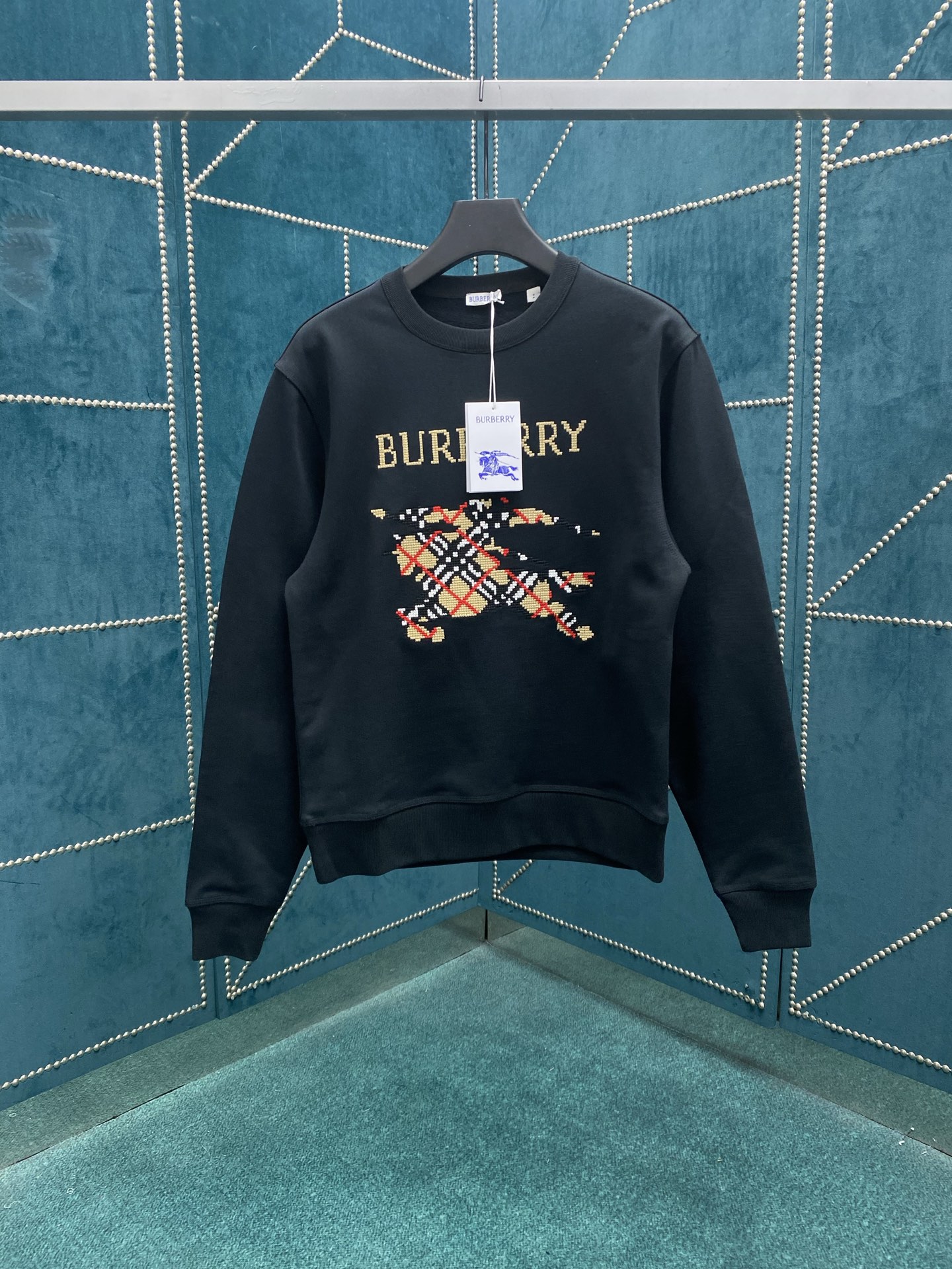 NO:462038,Burberry 25ss new cross-stitch equestrian knight logo cotton sweatshirt round neck sweatshirt made of light flip cotton fabric. It presents a casual style, decorative cross-stitching brand logo and Burberry checked equestrian knight logo (EKD). S.M.L.XL.,,burberry,burberry,alexander wang19860909巴宝莉25ss新款十字绣马术骑士徽标棉质运动衫 圆领运动衫,选用轻盈翻面绒棉质面料制成.呈现休闲版型,装饰十字绣工艺打造的品牌徽标和 Burberry 格纹马术骑士徽标（EKD）. 码数S.M.L.XL.,,burberry,burberry,alexander wang,Men's clothing