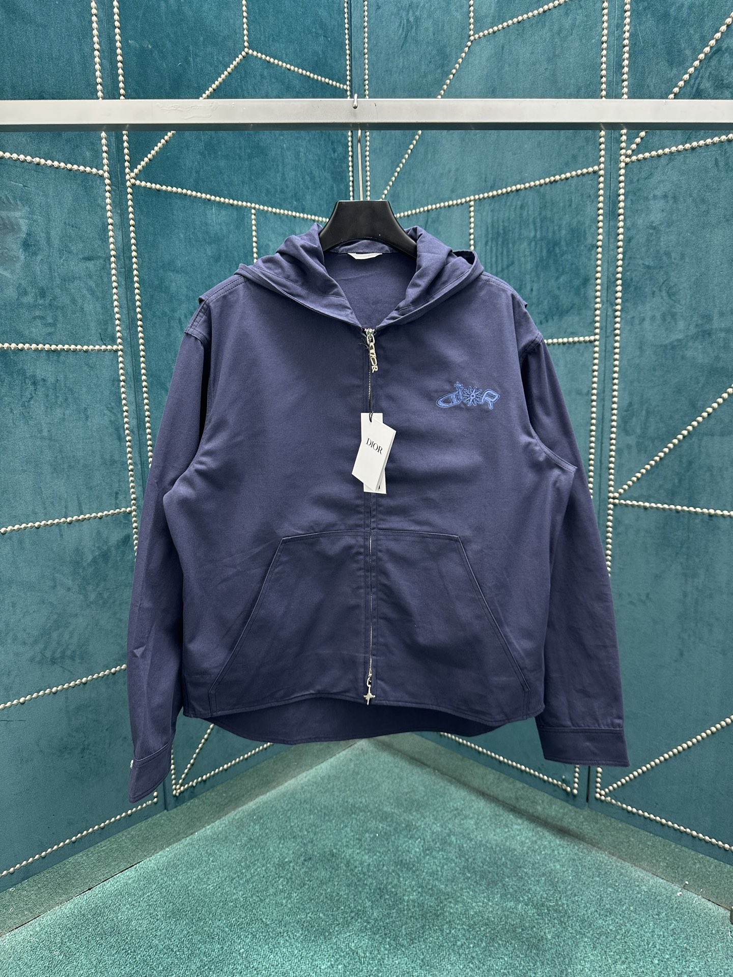 NO:462064,Dior 25ss new hooded jacket is a new product for the men's clothing series in 2025. It comes from the DIOR AND LEWIS HAMILTON limited series. It is carefully crafted with blue cotton fabric and embroidered with the same color joint embroidery, reinterpreting the Dior logo in graphic style. It can be matched with the shorts of the joint series to create a delicate look. The number of 46.48.50.52.,dior,dior,shorts,jackets & coats,hats,alexander wang19860909迪奥 25ss新款连帽夹克是二零二五秋季男装系列新品,来自 DIOR AND LEWIS HAMILTON 限定系列.采用蓝色棉质面料精心制作,饰以同色调联名系列刺绣,以图形风格重新诠释 Dior 标志.可与该联名系列的短裤搭配,打造精致的造型. 码数46.48.50.52.,,dior,dior,shorts,jackets & coats,hats,alexander wang,Men's clothing