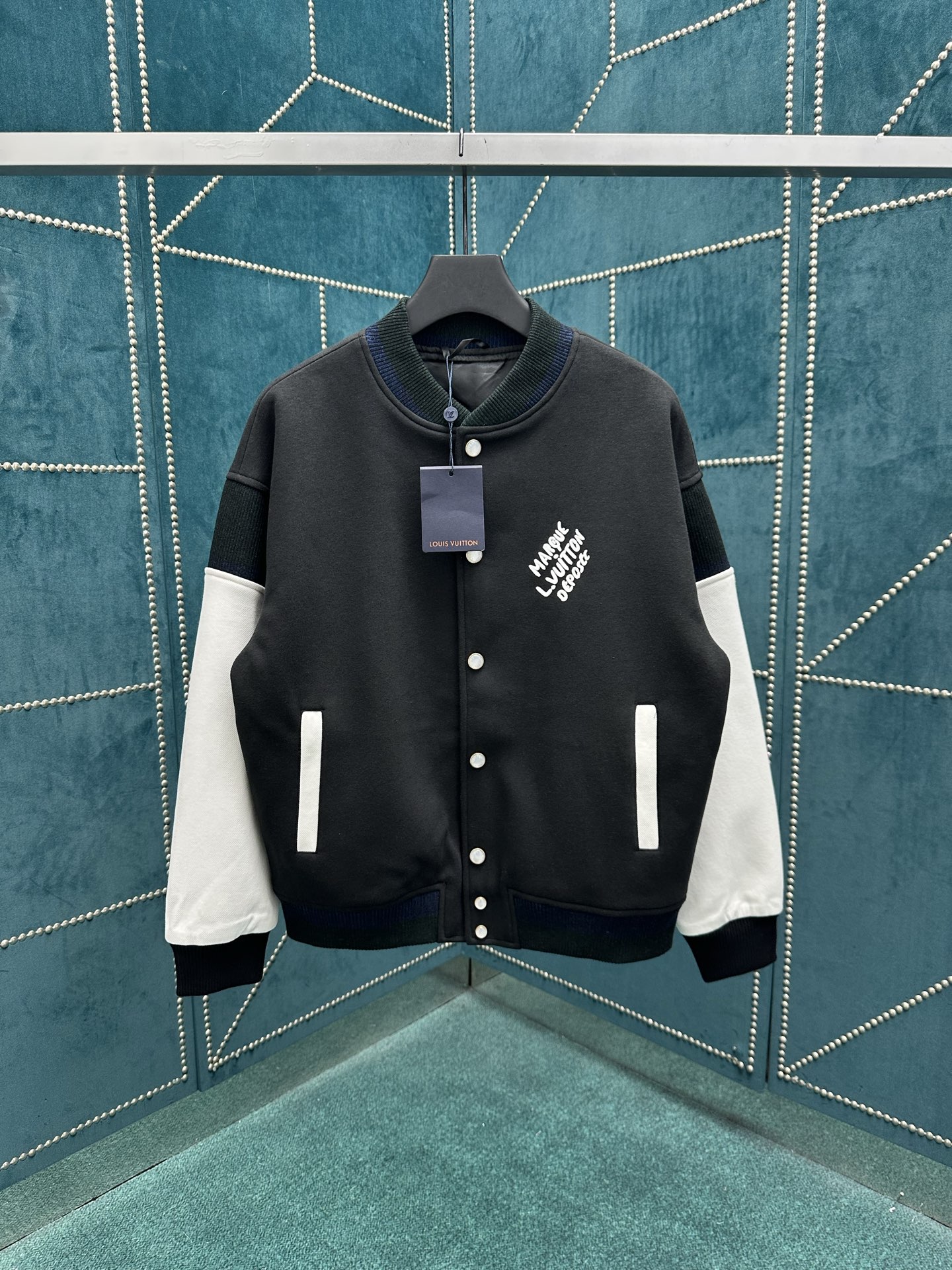 NO:462058,Donkey 25ss new baseball tunic jacket is made of soft cotton knitted, blending it with loose shoulders for a rounded silhouette. Bright ribbed finishing touches, collar and hem, and Marque L.Vuitton Déposée logo embroidery and pearlescent buttons on the chest add a Dandy style, which can be combined with the same shorts. S.M.L.XL.,,louis vuitton,louis vuitton, shorts, jackets & coats,alexander wang19860909驴家 25ss新款棒球束腰夹克取材柔软棉质针织,为圆润廓形融入宽松肩部.斑斓罗纹点睛衣袖、衣领和下摆,胸前 Marque L.Vuitton Déposée 标识刺绣和珠光纽扣再添丹迪格调,可与同款短裤共筑学院风范. 码数S.M.L.XL.,,louis vuitton,louis vuitton,shorts,jackets & coats,alexander wang,Men's clothing