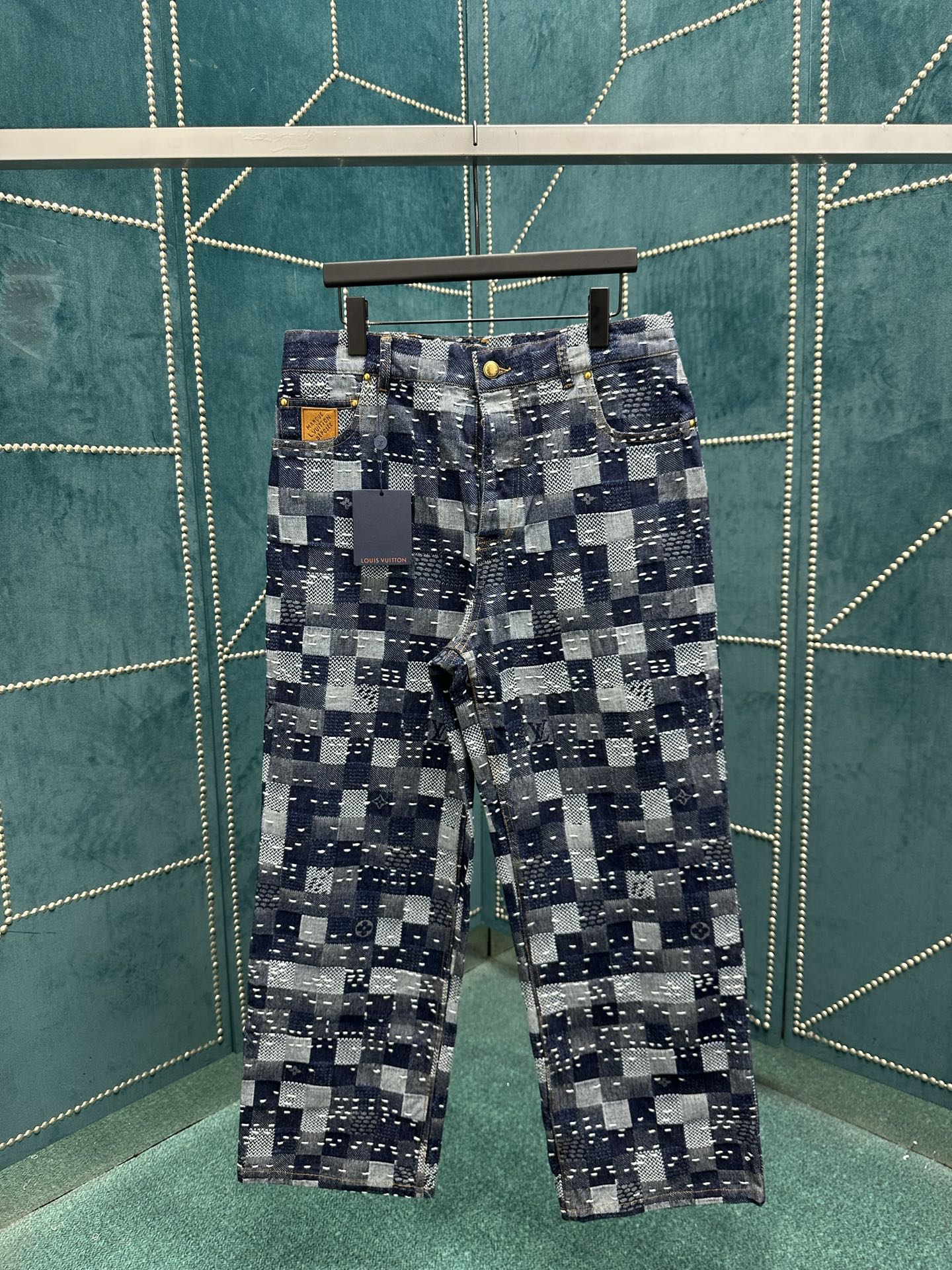 NO:462036,The new skateboard jeans of the Donkey House 25ss are from the 2025 autumn and winter series jointly presented by Pharrell Williams and Nigo. They incorporate the brand's classic elements into the Damier plaid, and pay attention to the traditional Japanese patchwork craftsmanship with the eye-catching patchwork effect. They can create a show style with the same jacket. The number of 29.30.31.32.,,louis vuitton,louis vuitton,jeans,jackets & coats,alexander wang19860909驴家 25ss新款滑板牛仔裤出自 Pharrell Williams 与 Nigo 联袂呈献的 2025 秋冬系列,为 Damier 格纹融入品牌经典元素,以瞩目拼缝效果致意日本传统拼布工艺,可与同款夹克共筑秀场造型. 码数29.30.31.32.,,louis vuitton,louis vuitton,jeans,jackets & coats,alexander wang,Men's clothing