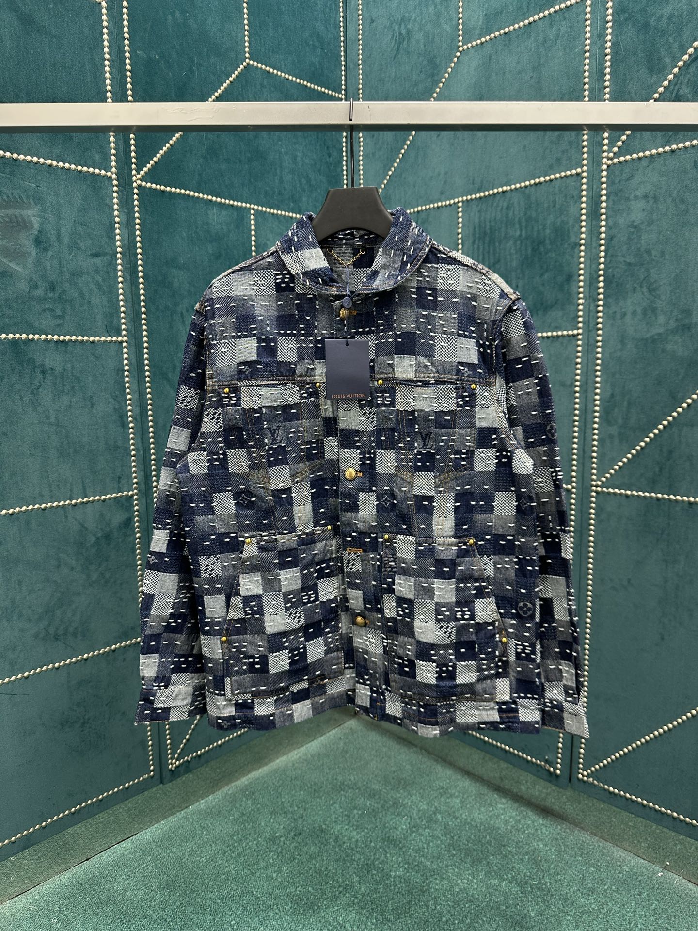 NO:462043,Donkey 25ss' new denim waist jacket is from the 2025 autumn and winter series created by Pharrell Williams and Nigo. It uses the splicing effect of Damier jacquard weave to show Nigo's traditional Japanese craftsmanship. The curved collar is elegantly balanced with the tooling silhouette, and the shiny dome metal buttons light up the sight. It can be used to create a show style with the same trousers. S.M.L.XL.,,louis vuitton,louis vuitton,jackets & coats,alexander wang19860909驴家25ss新款牛仔束腰夹克出自 Pharrell Williams 与 Nigo 联袂创作的 2025 秋冬系列,以拼接效果 Damier 提花织纹展现 Nigo 的日本传统工艺熏陶.弧形衣领优雅平衡工装廓形,亮泽圆顶金属纽扣点亮视线,可与同款长裤共筑秀场造型. 码数S.M.L.XL.,,louis vuitton,louis vuitton,jackets & coats,alexander wang,Men's clothing