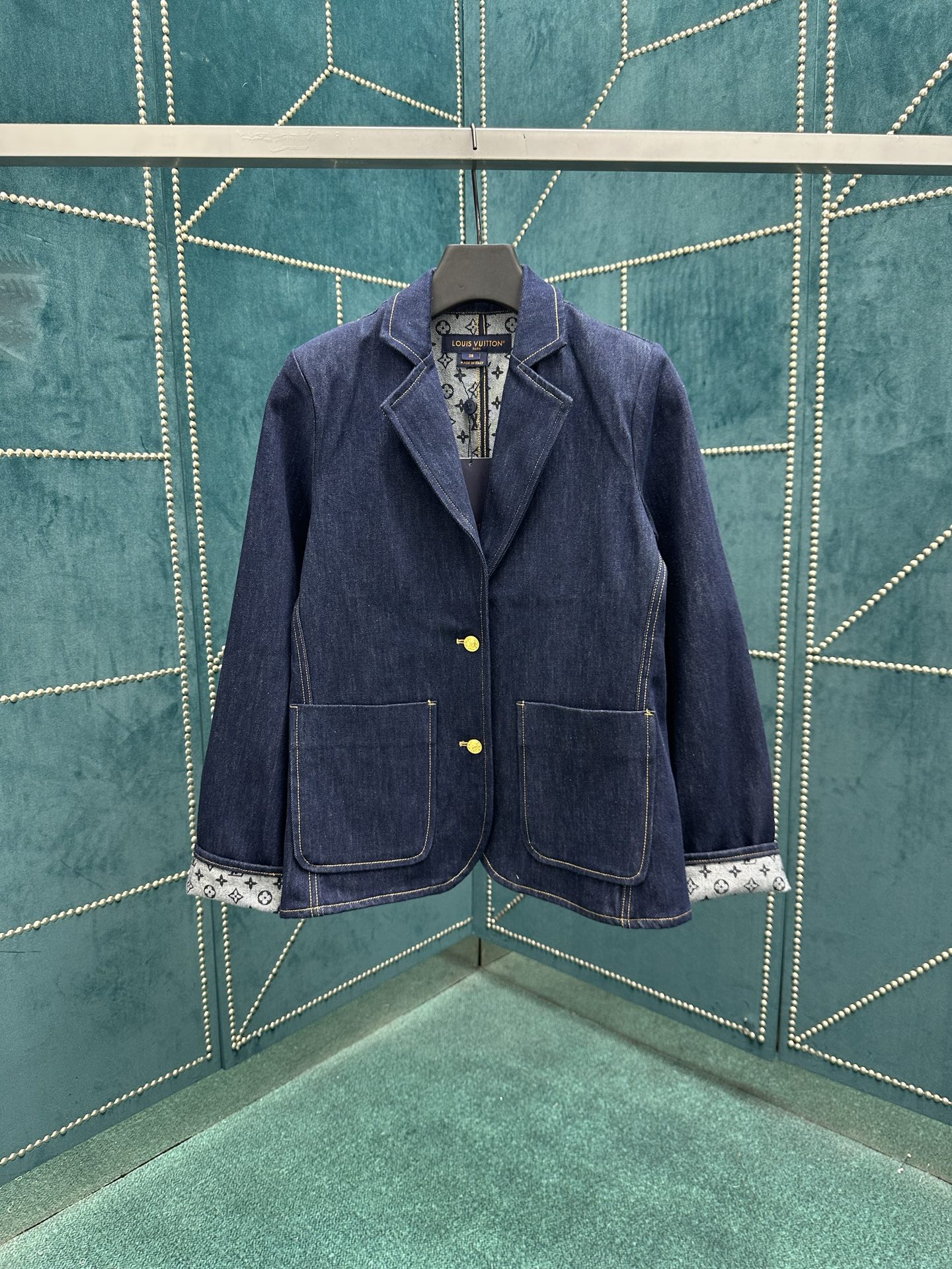NO:462085,Donkey 25ss new college-style suit jacket blows leisurely. The seasonal deep-washed tannin cuts out neatly, paired with flat collars, large patch pockets and dazzling buttons. The classic Monogram pattern is revealed with a yard S.M.L.,,louis vuitton,louis vuitton,jackets & coats,business suit,alexander wang19860909驴家25ss新款学院风格西装夹克吹拂悠闲气息.当季深洗丹宁布裁出利落版型,搭配平驳领、大号贴袋和耀目纽扣.翻起袖口即现经典 Monogram 图案 码数S.M.L.,,louis vuitton,louis vuitton,jackets & coats,business suit,alexander wang,Men's clothing