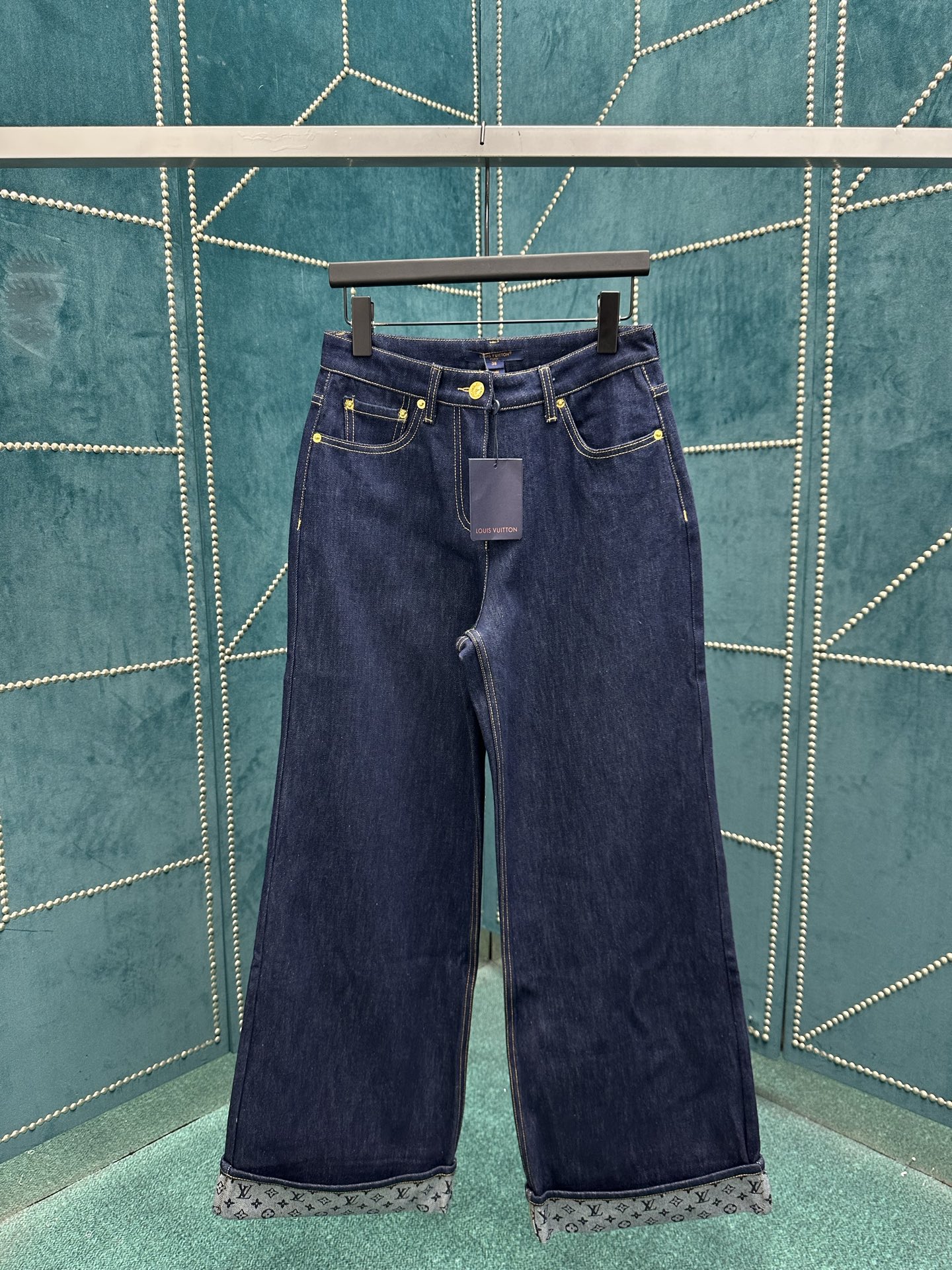 NO:462019,Donkey 25ss new jeans are made of seasonal deep-washed tannin cloth to cut out neat flared style, and then the slits of the front and back release the academy atmosphere. The flipped trousers reveal the Monogram printed inner inside, and the contrasting bright line lights up the details. S.M.L.,,louis vuitton,louis vuitton,jeans,alexander wang19860909驴家25ss新款牛仔裤选用当季深洗丹宁布裁出利落喇叭版型,再以前后缝褶释放学院气息.翻边裤脚显露 Monogram 印花内里,撞色明线点亮细节. 码数S.M.L.,,louis vuitton,louis vuitton,jeans,alexander wang,Men's clothing