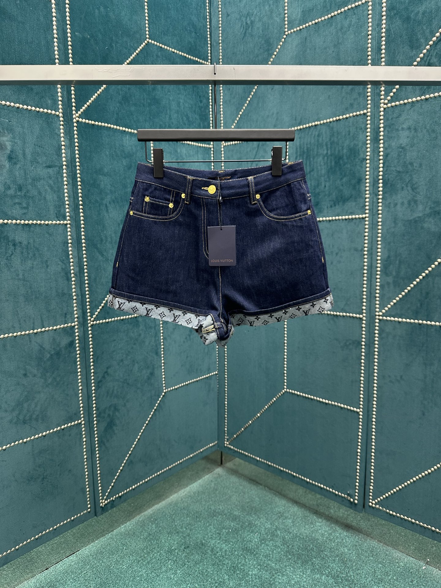 NO:462077,The new 25ss mini shorts are cut in season deep-washed tannins. The contrasting bright lines outline classic structural lines, and the flipped trousers are displayed. The Monogram printed inner body is upgraded again. Size S.M.L.,,louis vuitton,louis vuitton, shorts,alexander wang19860909驴家 25ss新款迷你短裤以当季深洗丹宁裁出利落直筒版型.撞色明线勾勒经典结构线条,翻边裤脚展露 Monogram 印花内里,令日常造型再度升级. 码数S.M.L.,,louis vuitton,louis vuitton,shorts,alexander wang,Men's clothing