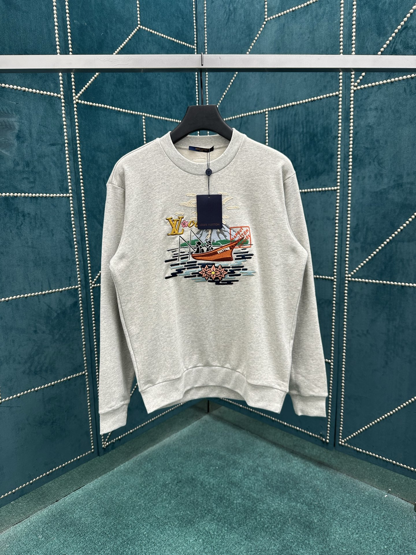 NO:465209,The new cotton sweatshirt of the Donkey 25ss quotes the pattern elements of the 2025 autumn and winter show, and uses bright embroidery to depict the scene of Pharrell Williams and Nigo fishing leisurely in the pastoral scenery, witnessing the tacit cooperation and deep friendship between the two designers. The Marque L.Vuitton Déposée leather label at the rear perfects the elegant design. S.M.L.,,louis vuitton,louis vuitton,alexander wang19860909驴家 25ss新款棉质运动衫援引 2025 秋冬秀场的图纹元素,以明丽刺绣描绘 Pharrell Williams 与 Nigo 于田园风光中悠然垂钓的画面,见证两位设计师的默契合作与深厚友谊.后部的 Marque L.Vuitton Déposée 皮革标签完善闲雅设计. 码数S.M.L.,,louis vuitton,louis vuitton,alexander wang,Men's clothing