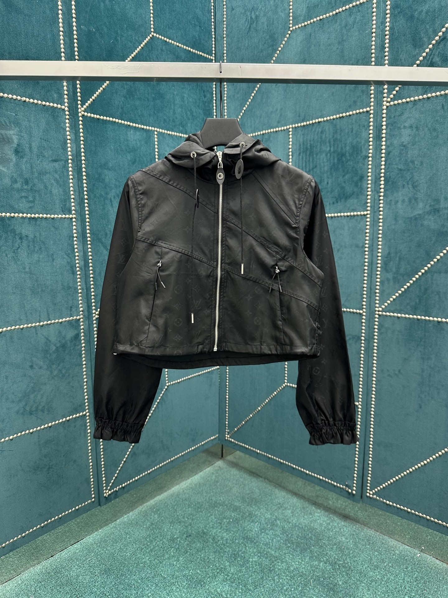 NO:465202,The new zippered windproof jacket of the 25ss zippered windproof jacket is made of light nylon, which is a casual short silhouette. Monogram jacquard is matched with the oblique bright line on the chest, making the dynamic design reveal a modern meaning. The elastic cuffs are cleverly presented with the ruffled effect. S.M.L.,,louis vuitton,louis vuitton,jackets & coats,alexander wang19860909驴家 25ss新款拉链防风夹克取材轻盈锦纶,为休闲短款廓形铺陈莹泽 Monogram 提花,搭配胸前斜向明线,令动感设计流露摩登意味.弹力袖口巧妙呈现荷叶边效果. 码数S.M.L.,,louis vuitton,louis vuitton,jackets & coats,alexander wang,Men's clothing