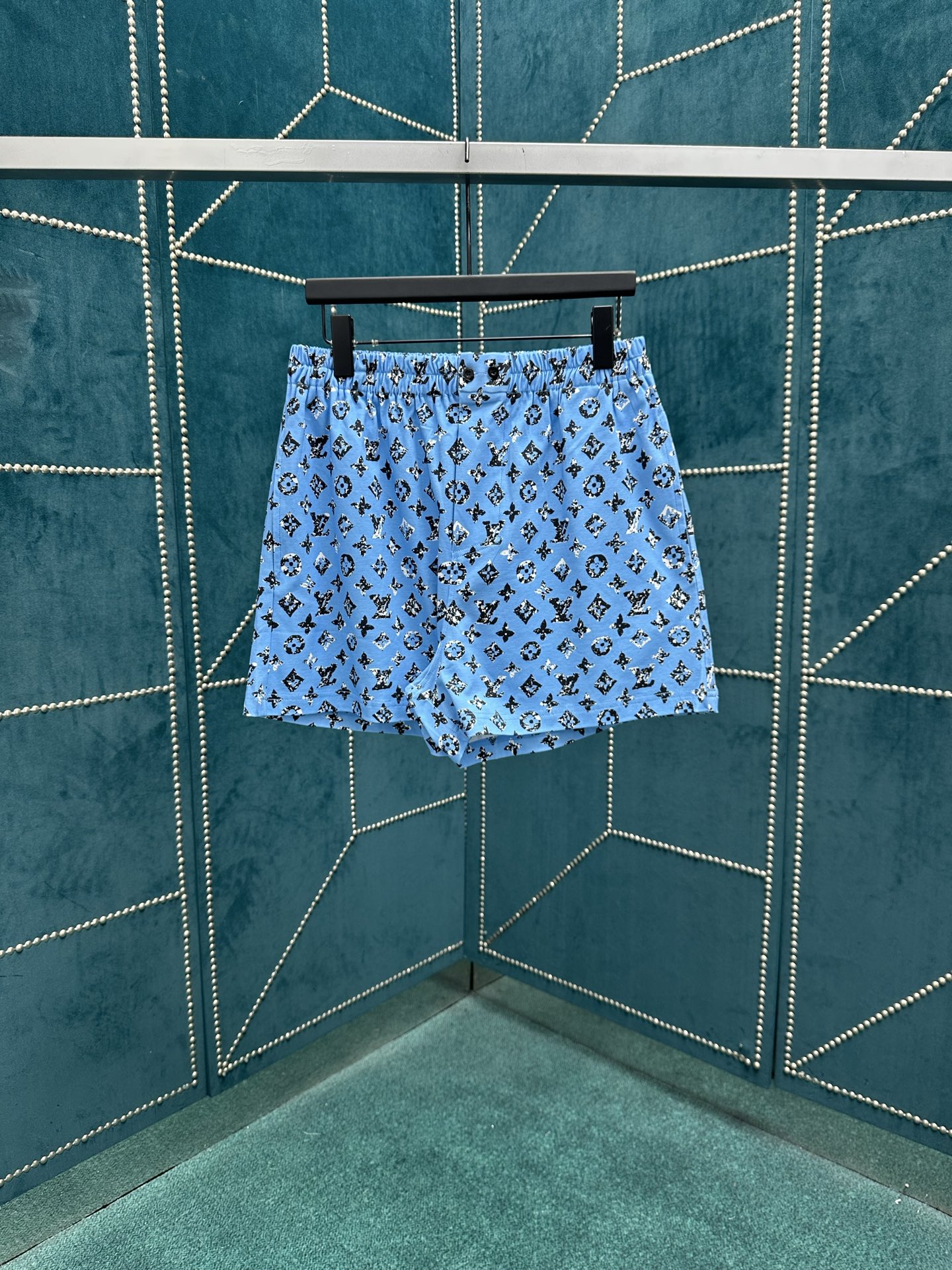 NO:465117,Donkey 25ss new boxer shorts are made of soft cotton knitted, and use full Monogram pattern to interpret the new season's pop art trend. The loose silhouette and comfortable elastic waist release a lazy atmosphere, and the small buttons and imitation placket design cleverly incorporate men's clothing elements. S.M.L.,,louis vuitton,louis vuitton,shorts,alexander wang19860909驴家25ss新款平角短裤取材柔软棉质针织,以全幅 Monogram 图案演绎新季波普艺术风潮.宽松廓形与舒适弹力腰部共同释放慵懒气息,小巧纽扣和仿门襟设计巧妙融入男装元素. 码数S.M.L.,,louis vuitton,louis vuitton,shorts,alexander wang,Men's clothing