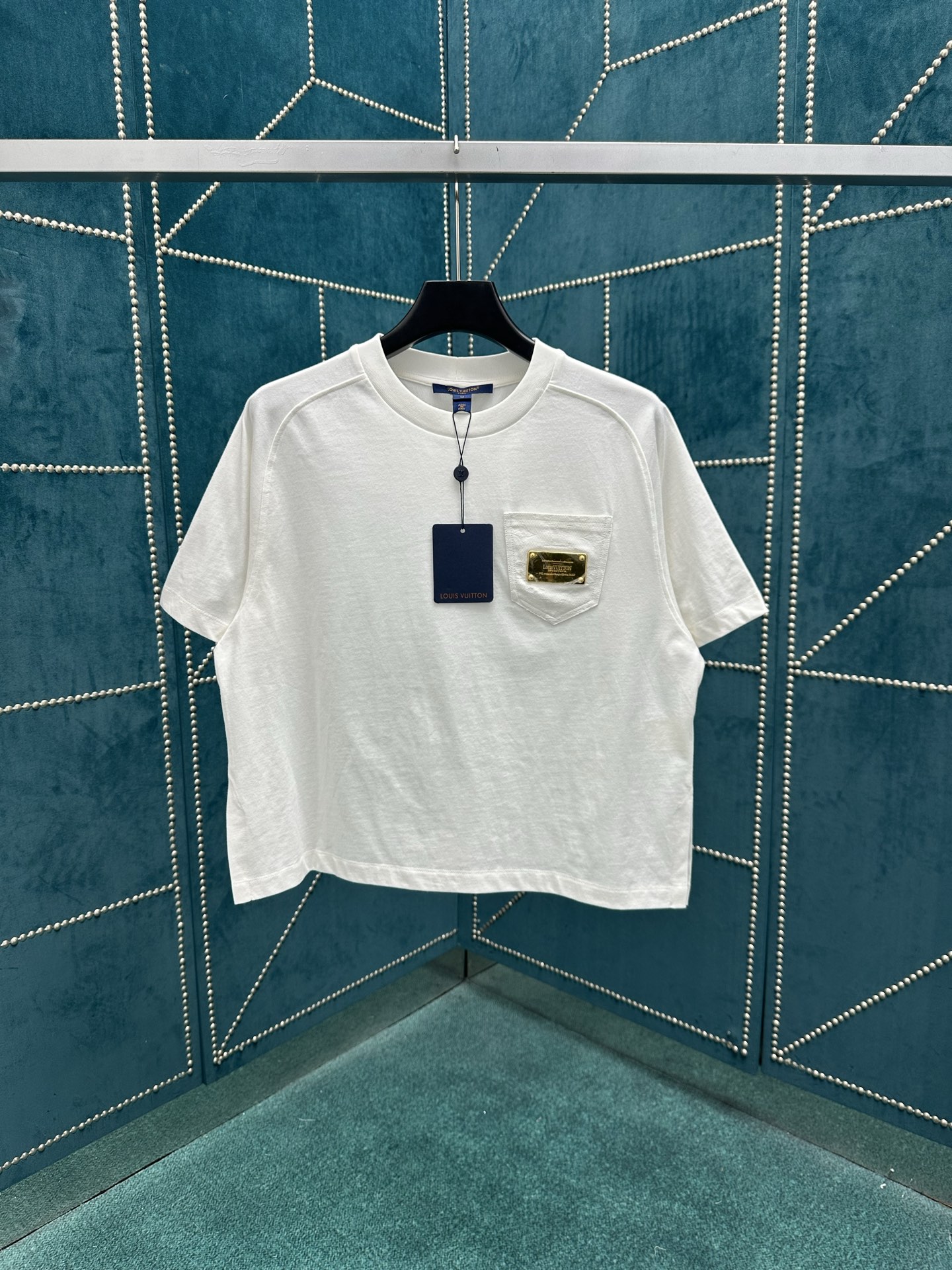 NO:465159,The new short top of the 25ss blouse is made of soft cotton knitted box-shaped T-shirt style, which is compared with the cotton gadardine in the chest pocket. The brand mark is improved through the Louis Vuitton nameplate, which can be easily integrated into daily style. S.M.L.,,louis vuitton,louis vuitton,louis vuitton,alexander wang19860909驴家 25ss新款短上衣以柔软棉质针织裁出箱型 T 恤版型,与胸前口袋的棉质华达呢构筑材质对比,通过路易威登铭牌完善品牌印记,可轻松融入日常造型. 码数S.M.L.,,louis vuitton,louis vuitton,louis vuitton,alexander wang,Men's clothing