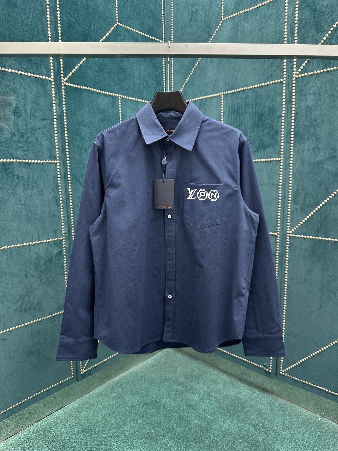 NO:465153,The new long-sleeved shirt of Donkey 25ss is made of twill cotton to greet Pharrell Williams and Nigo's long-lasting friendship and the 2025 autumn and winter fashion show created by the two. The left pocket is embellished with LV PN logo prints, and the back carefully depicts the chic portraits of the two designers. S.M.L.XL.,,louis vuitton,louis vuitton,louis vuitton,shirts,alexander wang19860909驴家 25ss新款长袖衬衫取材斜纹棉,致意 Pharrell Williams 和 Nigo 的长久友谊以及两者联袂打造的 2025 秋冬时装秀.左侧口袋点缀 LV PN 标识印花,背部悉心描绘两位设计师的别致肖像. 码数S.M.L.XL.,,louis vuitton,louis vuitton,louis vuitton,shirts,alexander wang,Men's clothing