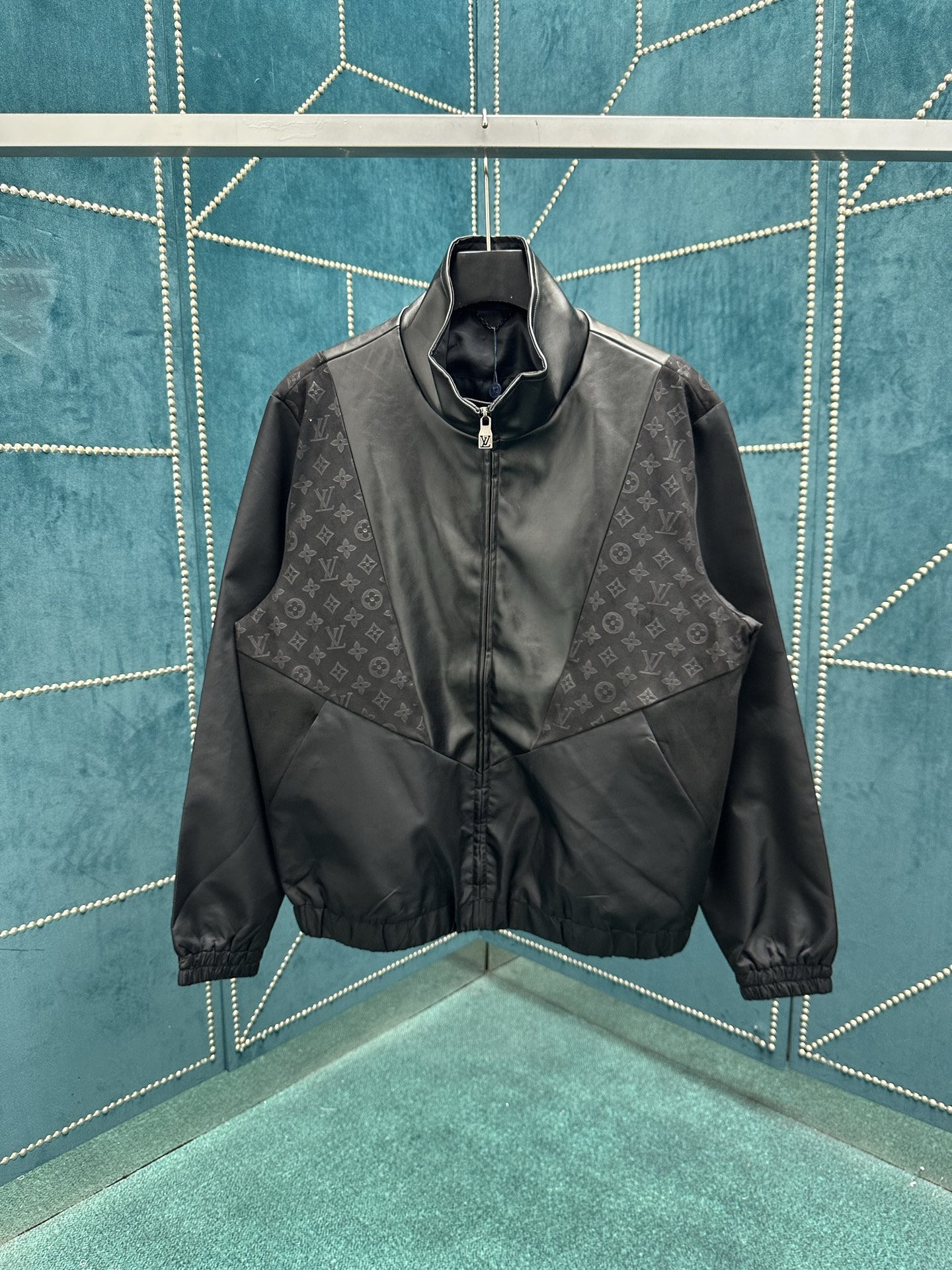 NO:465146,The new Dujia 25ss sweatshirt is made of multiple materials, integrating soft sheepskin and Monogram embossed suede leather to the tech nylon body, making the casual silhouette look graceful and making it a flexible choice for the season change. S.M.L.XL.,,louis vuitton,louis vuitton,sheepskin,alexander wang19860909驴家 25ss新款运动衫玩味多重材质拼接,为科技锦纶衣身融入柔软羊皮革和 Monogram 压纹绒面皮革,令休闲廓形彰显雍容一面,成就换季时节的灵活佳选. 码数S.M.L.XL.,,louis vuitton,louis vuitton,sheepskin,alexander wang,Men's clothing