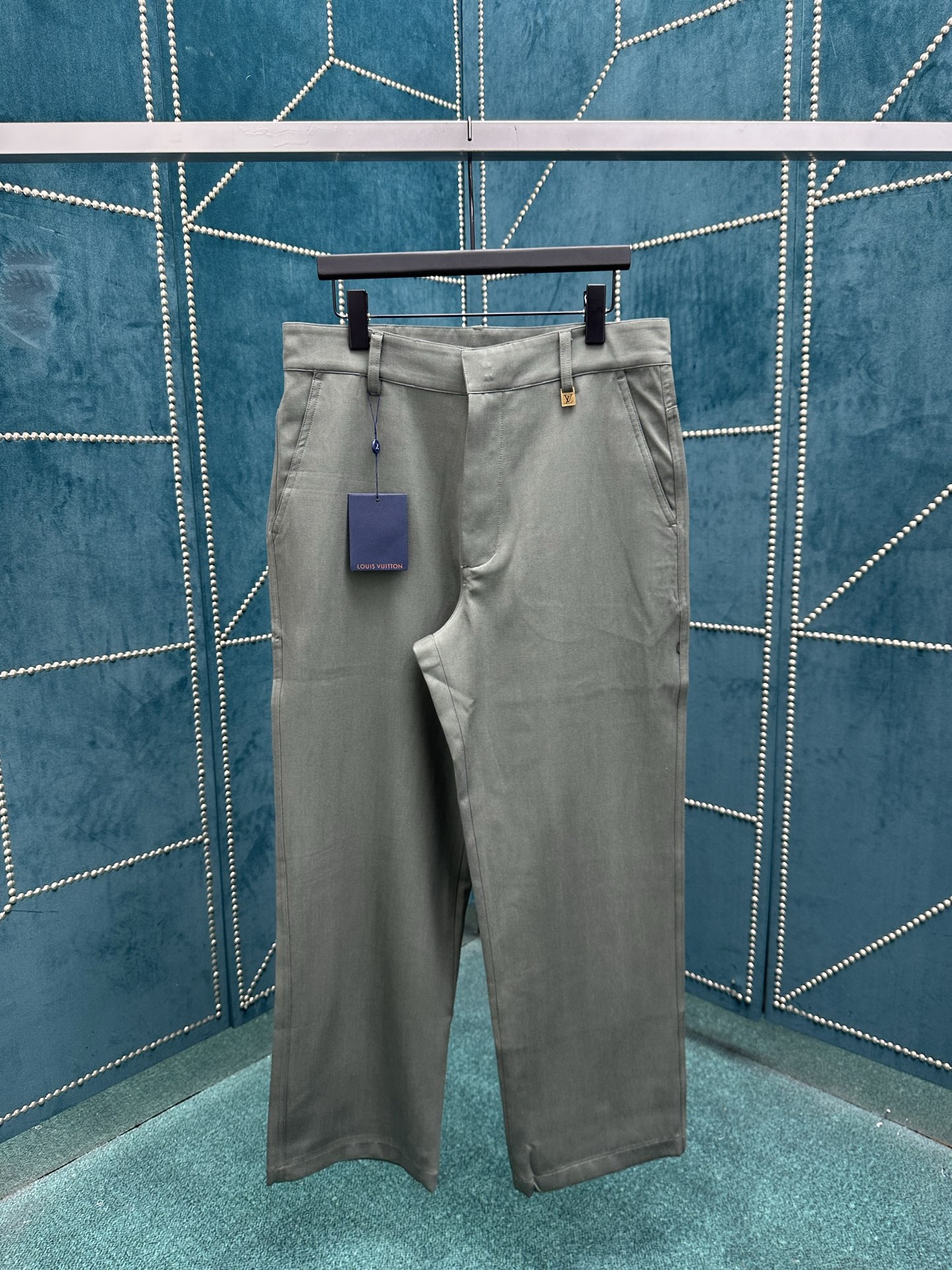 NO:465122,The new 25ss work pants of the Donkey House are cut into a simple silhouette with light linen canvas, and then the nubonic Damier label expresses the brand style at the back. They can create a modern look with the same work jacket, creating a daily summer fashion choice. S.M.L.XL.,,louis vuitton,louis vuitton,jackets & coats,alexander wang19860909驴家 25ss新款工装裤以轻盈亚麻帆布裁出简约廓形,再令正绒面革 Damier 标签于后侧抒写品牌风范.可与同款工装夹克共筑摩登造型,成就夏季日常的风尚之选. 码数S.M.L.XL.,,louis vuitton,louis vuitton,jackets & coats,alexander wang,Men's clothing