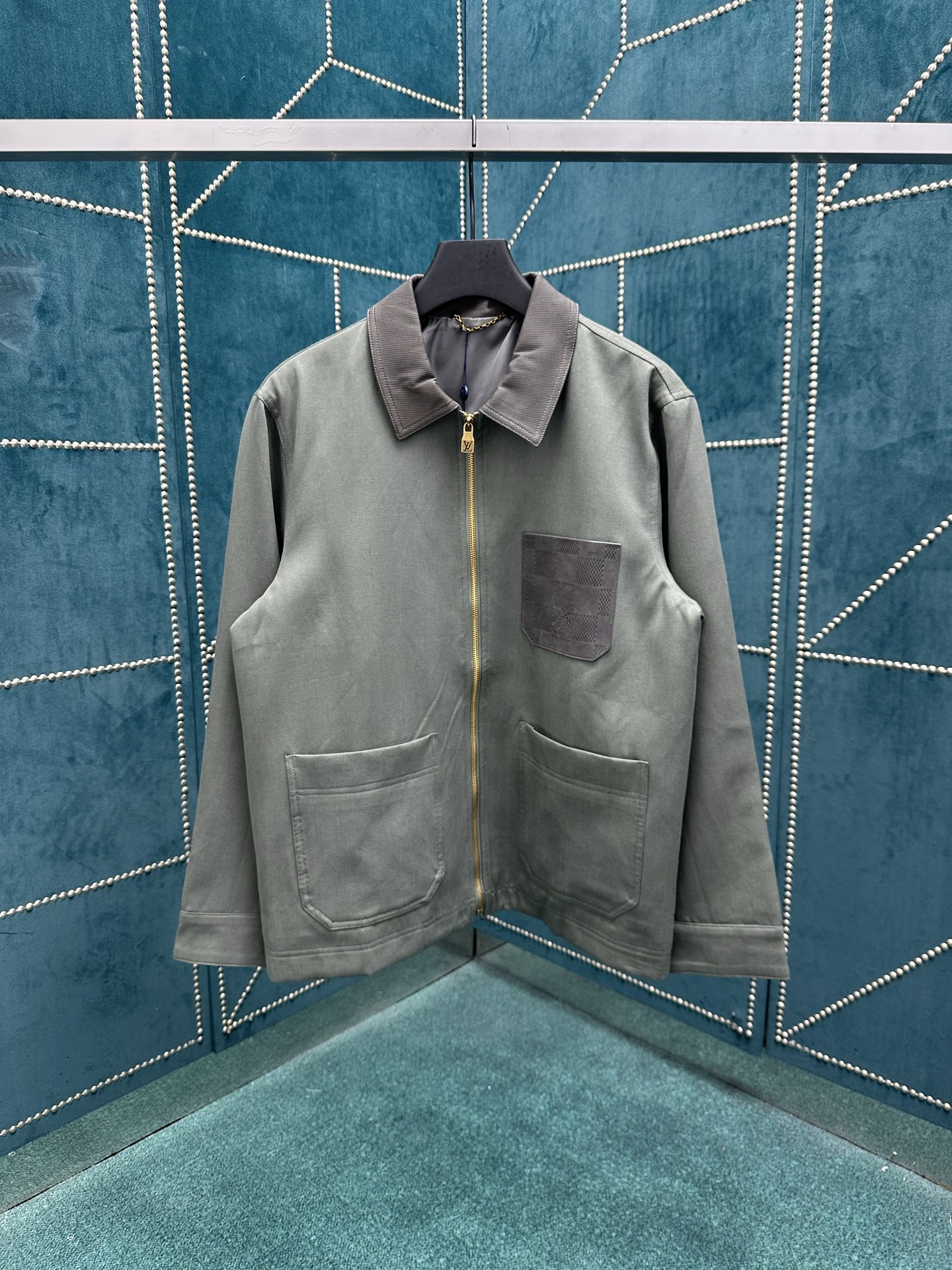 NO:465130,Donkey 25ss new zipper jacket is made of lightweight twill linen, with Damier embossed leather to shape the chest patch pocket, and then the Marque L.Vuitton Déposée nubby leather label embellished behind the back. It can be matched with the same trousers to create a daily summer choice. S.M.L.XL.,,louis vuitton,louis vuitton,jackets & coats,alexander wang19860909驴家25ss新款工装拉链夹克取材轻质斜纹亚麻,以 Damier 压纹皮革塑造胸前贴袋,再令 Marque L.Vuitton Déposée 正绒面革标签点缀背后.可搭配同款长裤,打造夏季日常之选. 码数S.M.L.XL.,,louis vuitton,louis vuitton,jackets & coats,alexander wang,Men's clothing