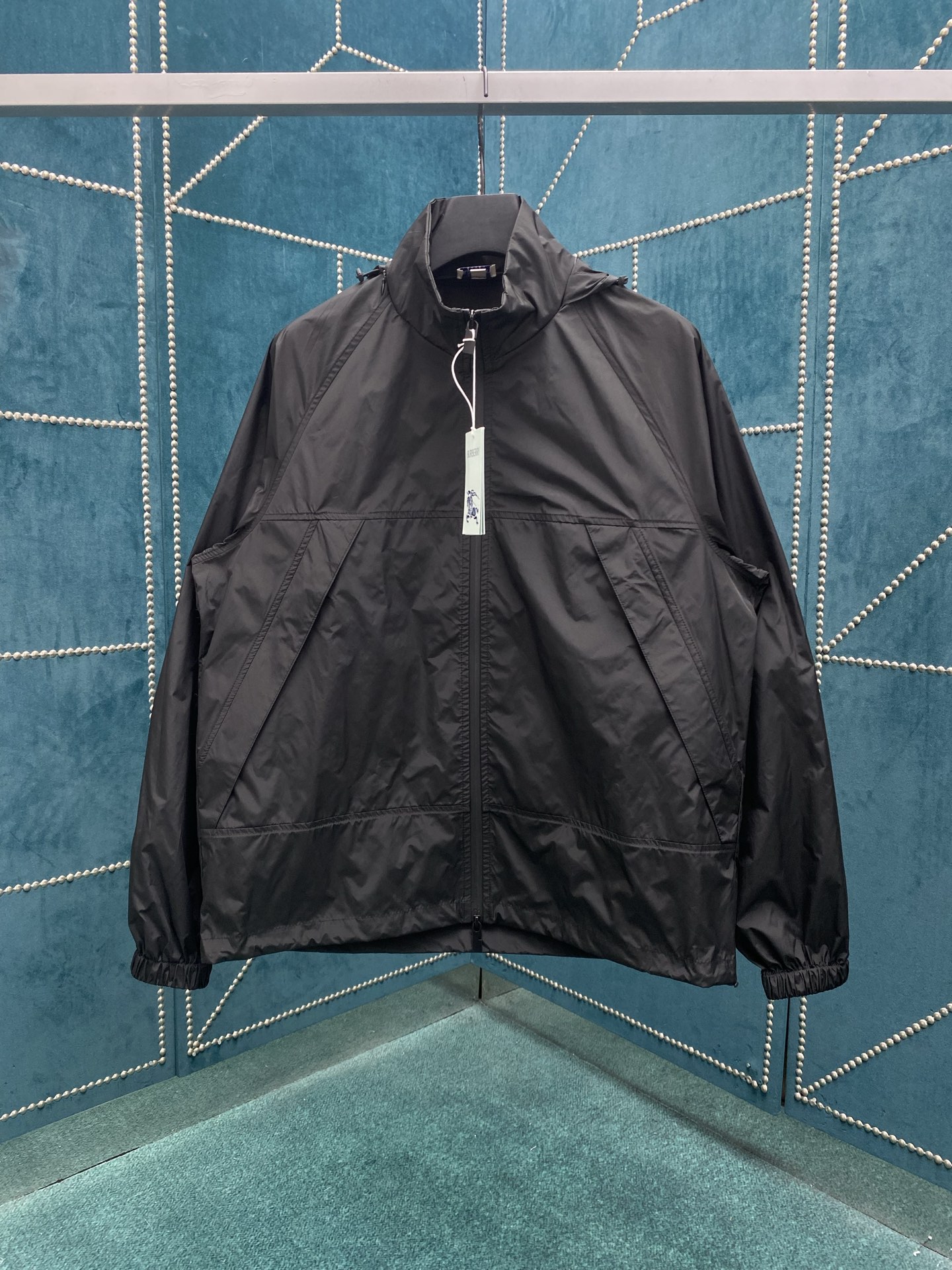 NO:465111,Burberry 25Fw new war horse embroidered hooded jacket Equestrian knight badge jacket Classic black hooded back embroidery SizeS.M.L.XL.XXL.,,burberry,jackets & coats,hats,alexander wang19860909巴宝莉 25Fw新款战马刺绣连帽外套 马术骑士徽章外套 经典黑色连帽 背后刺绣 SizeS.M.L.XL.XXL.,,burberry,jackets & coats,hats,alexander wang,Men's clothing