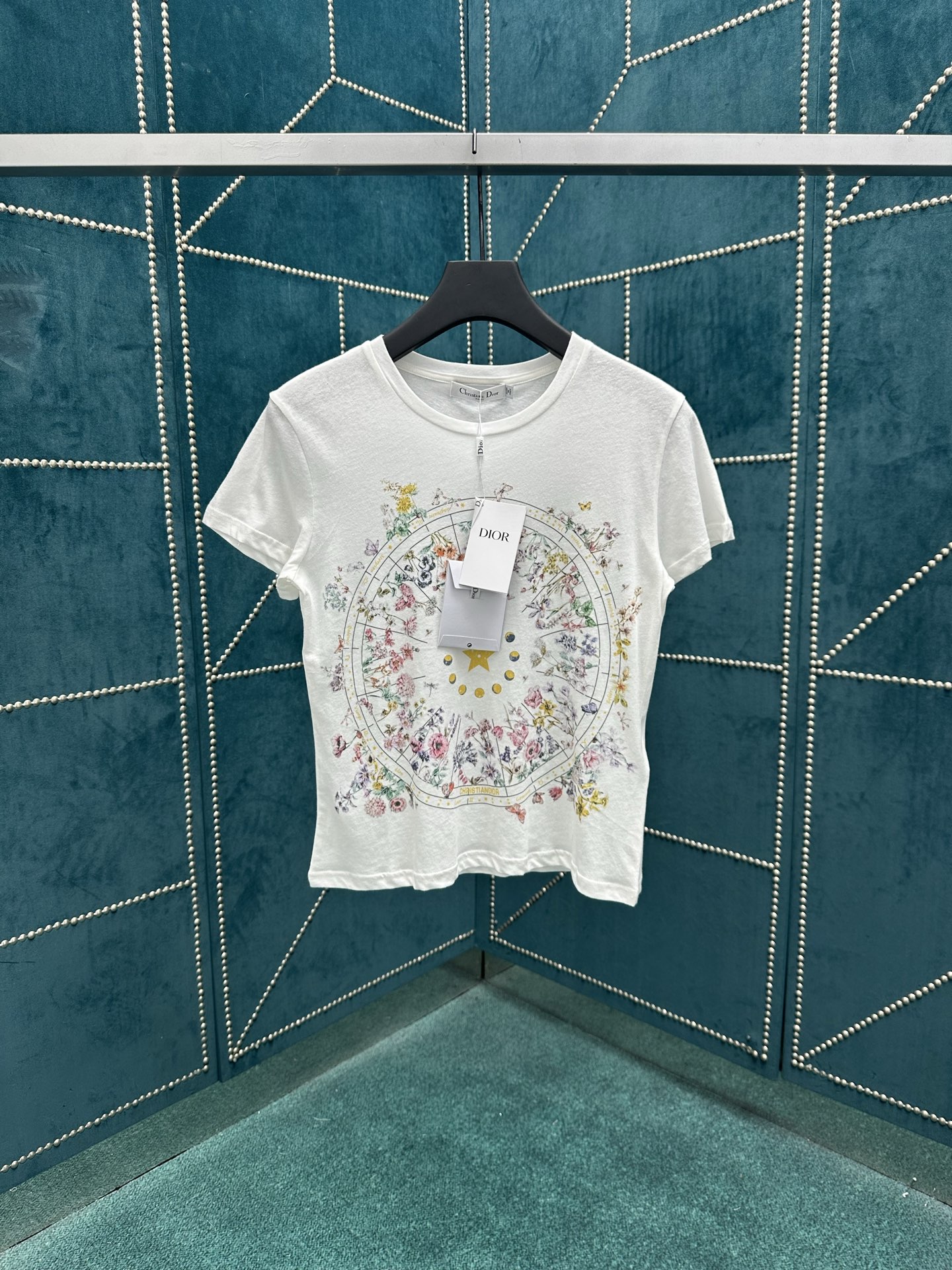 NO:465105,Dior 25ss new T-shirt is decorated with multi-color Dior Astral Flowers patterns, interpreting 12 constellations patterns with seasonal flowers, telling a unique story. It is carefully crafted with white cotton jersey fabric, regular style and round neck design. It can be matched with other Dior Astral Flowers pattern items to create exquisite shapes. S.M.L.,,dior,dior,alexander wang19860909迪奥 25ss新款 T 恤饰以多色 Dior Astral Flowers 图案,以当季花朵演绎 12 星座图案,讲述别开生面的故事.采用白色棉质平纹针织面料精心制作,常规版型,圆领设计.可与其他 Dior Astral Flowers 图案单品搭配,打造精致的造型. 码数S.M.L.,,dior,dior,alexander wang,Men's clothing