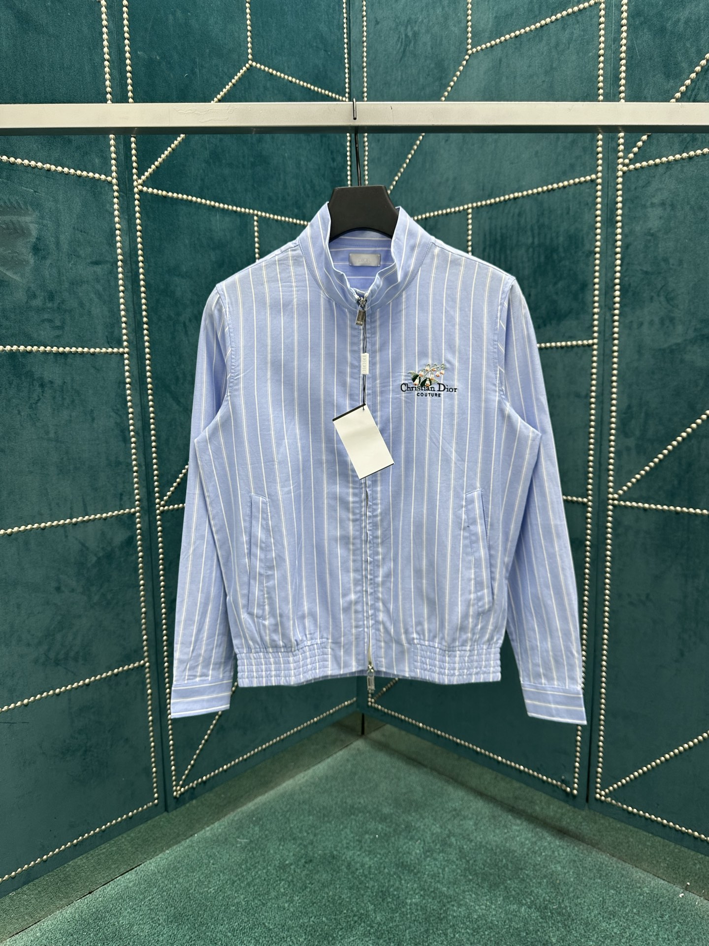 NO:465167,Dior 25ss new zippered shirt highlights Christian Dior Couture embroidery, embellished with lily of the valley flowers, paying tribute to Mr. Dior's love for flowers. It is carefully crafted in blue striped cotton poplin, paired with front zipper closure and elastic bottom edge, which is extremely comfortable. It can be easily matched with jeans to create a fashionable matching look. S.M.L.XL.XXL.,,dior,dior,jeans,shirts,alexander wang19860909迪奥 25ss新款拉链衬衫突显 Christian Dior Couture 刺绣,点缀以铃兰花朵,向 Dior 先生对花朵的热爱致敬.采用蓝色条纹棉府绸精心制作,搭配正面拉链开合和弹力底边,舒适非凡.可与牛仔裤轻松搭配,打造时髦的配套造型. 码数S.M.L.XL.XXL.,,dior,dior,jeans,shirts,alexander wang,Men's clothing