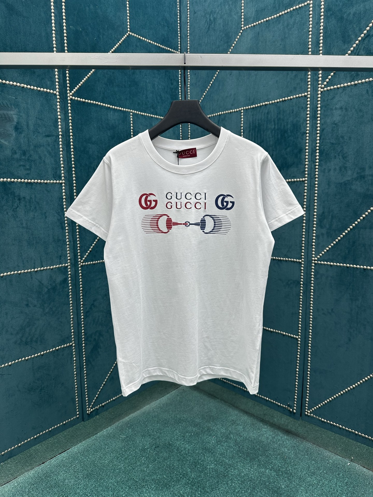 NO:465121,G Home 25ss new regular version T-shirt is made of white knitted cotton, with ingenious embellishment of double G and horse-bit printing, and cleverly incorporated into low-key and restrained brand logo embroidery, adding the finishing touch to the entire design. S.M.L.XL., gucci,tees, t-shirt, alexander wang19860909G家25ss新款常规版型T恤以白色针织棉打造,匠心缀饰双G和马衔扣印花,并巧妙融入低调内敛的品牌标识刺绣,为整个设计增添点睛之笔. 码数S.M.L.XL.,,gucci,tees，t-shirt,alexander wang,Men's clothing