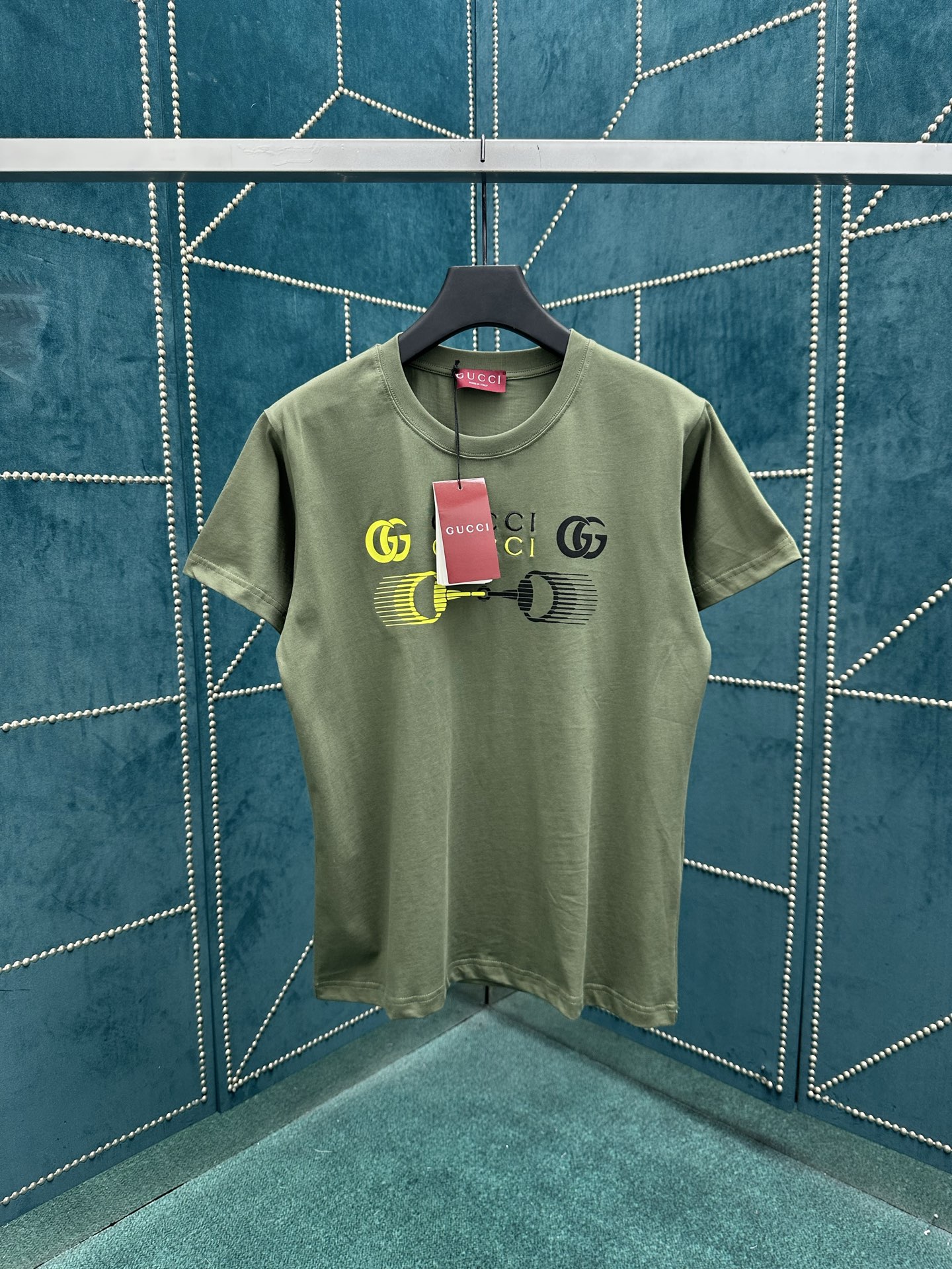 NO:465128,G Home 25ss new regular version T-shirt is made of forest green knitted cotton, with ingenious embellishment of double G and horse-bit printing, and cleverly incorporated into low-key and restrained brand logo embroidery, adding the finishing touch to the entire design. S.M.L.XL., gucci,tees, t-shirt, alexander wang19860909G家25ss新款常规版型T恤以森林绿色针织棉打造,匠心缀饰双G和马衔扣印花,并巧妙融入低调内敛的品牌标识刺绣,为整个设计增添点睛之笔. 码数S.M.L.XL.,,gucci,tees，t-shirt,alexander wang,Men's clothing