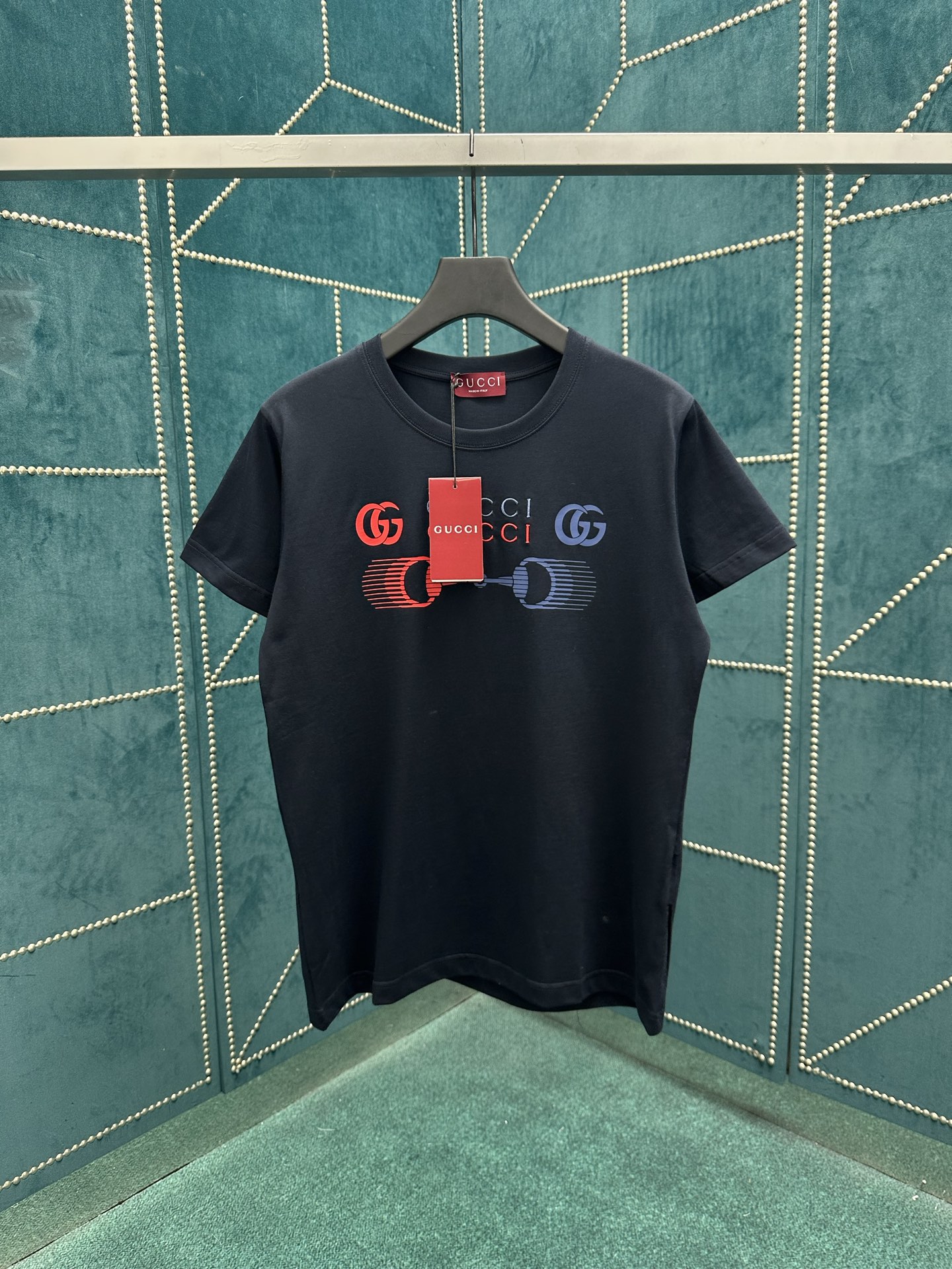NO:465136,G Home 25ss new regular version T-shirt is made of navy blue knitted cotton, with ingenious embellishment of double G and horse-bit printing, and cleverly incorporates low-key and restrained brand logo embroidery, adding the finishing touch to the entire design. S.M.L.XL., gucci,tees, t-shirt, alexander wang19860909G家25ss新款常规版型T恤以藏青色针织棉打造,匠心缀饰双G和马衔扣印花,并巧妙融入低调内敛的品牌标识刺绣,为整个设计增添点睛之笔. 码数S.M.L.XL.,,gucci,tees，t-shirt,alexander wang,Men's clothing
