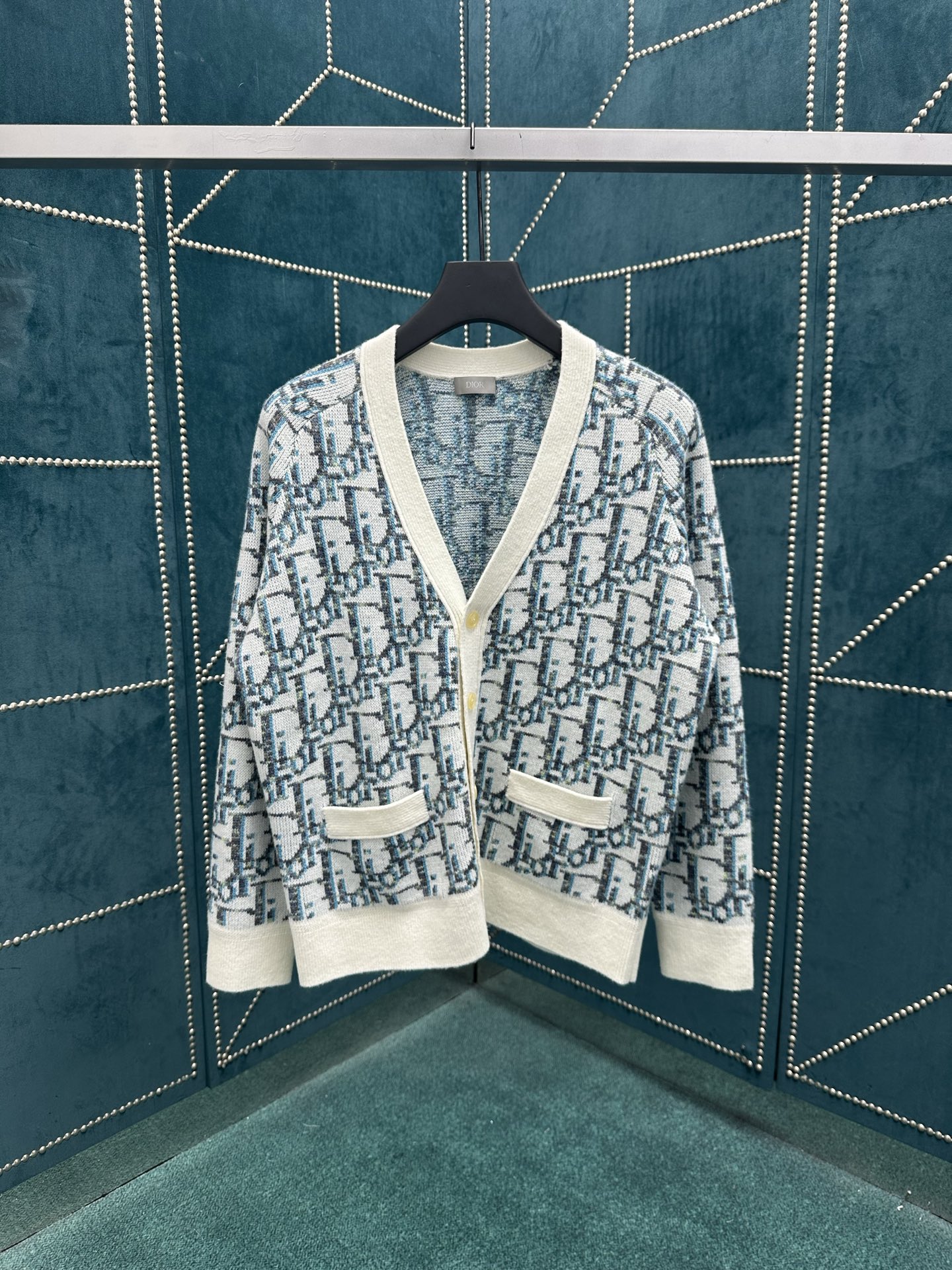 NO:471479,Dior 25ss new knitted cardigan reinterprets Dior's classic Oblique print. It is carefully crafted from white and blue wool jacquard fabric, paired with button closures and ribbed details to create a casual silhouette. It can be matched with various outfits to show personality. Size XS.S.M.L., dior, dior, alexander wang19860909迪奥25ss新款针织开衫重新诠释 Dior 经典的 Oblique 印花.采用白色和蓝色绵羊毛提花面料精心制作,搭配纽扣开合和罗纹细节,打造休闲廓形.可与各式装扮搭配,彰显个性. 码数XS.S.M.L.,,dior,dior,alexander wang,Men's clothing