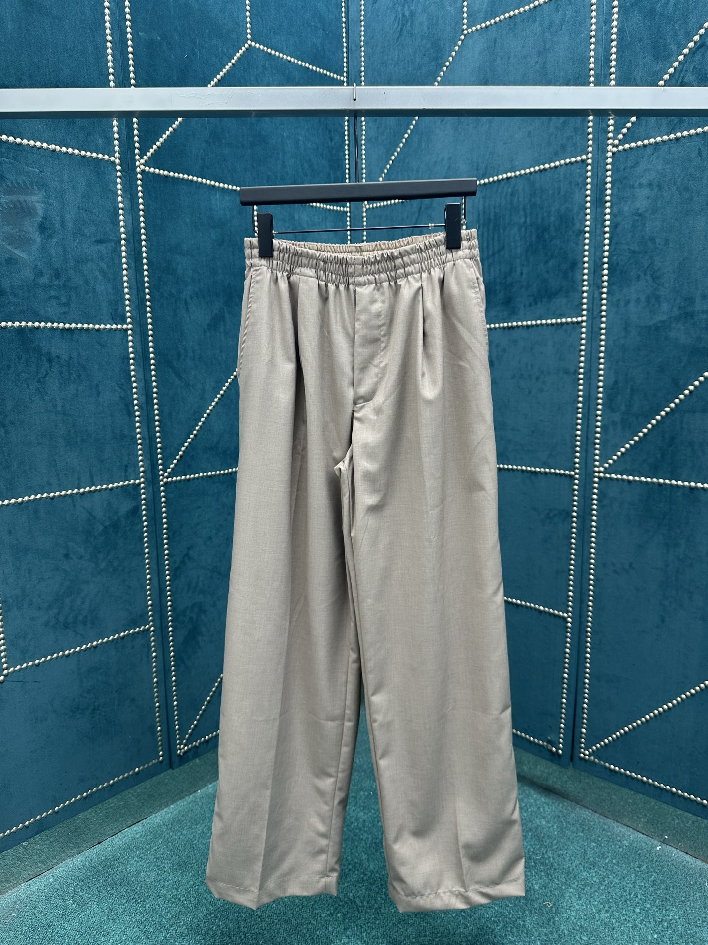 NO:471485,Donkey 25ss new drawstring trousers are made of wool, with pleats on the front to highlight the draped texture, and then imprint the LV floral logo on the back pocket. It can be matched with the same type of pilot jacket or double-breasted suit to easily interpret casual or formal style. The size is 44.46.48.50.,,louis vuitton,louis vuitton,louis vuitton,jackets & coats,business suit,alexander wang19860909驴家25ss新款抽绳长裤取材绵羊毛,借正面褶裥烘托垂坠质感,再为后袋压印 LV 花卉标识.可搭配同款飞行员夹克或双排扣西装,轻松演绎休闲或正装造型. 码数44.46.48.50.,,louis vuitton,louis vuitton,louis vuitton,jackets & coats,business suit,alexander wang,Men's clothing