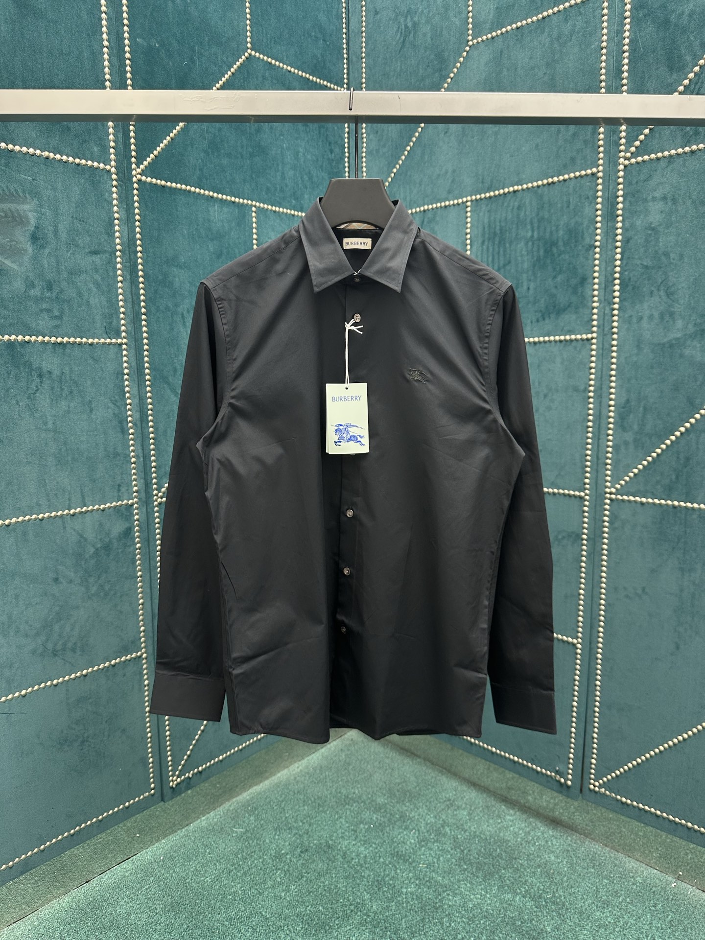 NO:509026,Burberry 25ss new shirt, made of cotton poplin fabric, is refined in Italian workshops, embroidered with Equestrian Knight logo (EKD) embroidery. It presents a slim fit, collar and cuffs with Burberry check lining. S.M.L.XL.XXL.,,burberry,burberry,shirts,alexander wang19860909巴宝莉 25ss新款衬衫,选用棉府绸面料打造.于意大利工坊精制而成,点缀同色系马术骑士徽标（EKD）刺绣.呈现修身版型,衣领和袖口搭配 Burberry 格纹内衬. 码数S.M.L.XL.XXL.,,burberry,burberry,shirts,alexander wang,Men's clothing