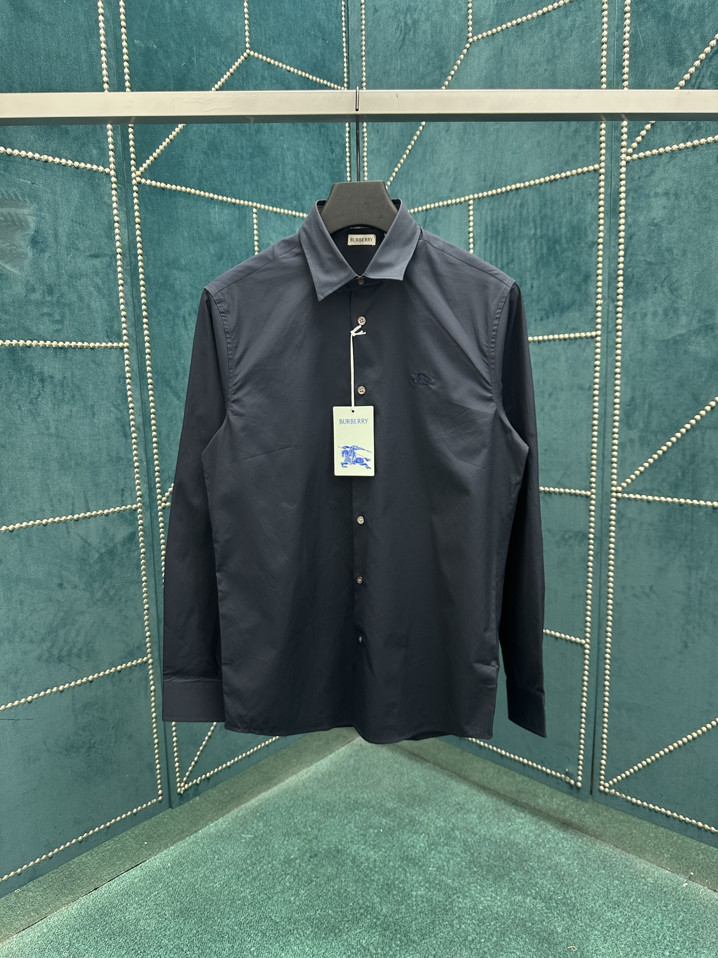 NO:471456,Burberry 25ss new shirt, made of cotton poplin fabric, is refined in Italian workshops, embroidered with the same color Equestrian Knight logo (EKD) embroidery. It presents a slim fit, collar and cuffs with Burberry check lining. S.M.L.XL.XXL.,,burberry,burberry,shirts,alexander wang19860909巴宝莉 25ss新款衬衫,选用棉府绸面料打造.于意大利工坊精制而成,点缀同色系马术骑士徽标（EKD）刺绣.呈现修身版型,衣领和袖口搭配 Burberry 格纹内衬. 码数S.M.L.XL.XXL.,,burberry,burberry,shirts,alexander wang,Men's clothing