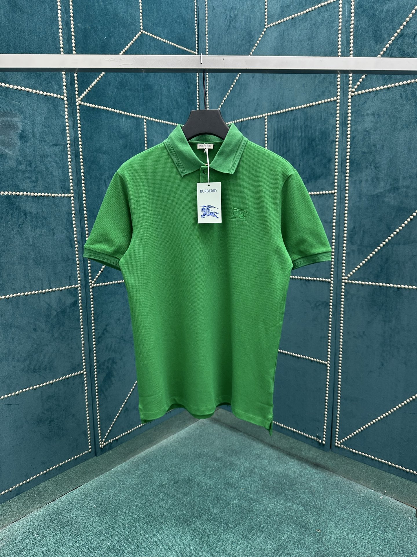 NO:471461,Burberry 25ss new Polo shirt, made of cotton beaded mesh fabric, embroidered with the same color Equestrian Knight logo (EKD) embroidery. The plaid is matched with Burberry check lining, giving it a slim fit. S.M.L.XL.XXL.,,burberry,burberry,alexander wang19860909巴宝莉 25ss新款Polo 衫,选用棉质珠地网眼布面料打造,点缀同色系马术骑士徽标（EKD）刺绣.开襟处搭配 Burberry 格纹内衬,呈现修身版型. 码数S.M.L.XL.XXL.,,burberry,burberry,alexander wang,Men's clothing