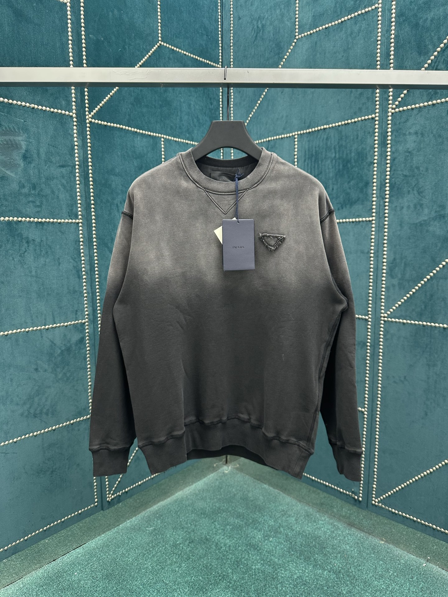 NO:507730,Prada 25ss new casual gradient round neck long-sleeved sweatshirt men's gray high version S.M.L.XL.XXL.,,prada,hoodie,sweatshirts,alexander wang19860909普拉达25ss新款休闲渐变圆领长袖卫衣 男款 灰色 高版本 码数S.M.L.XL.XXL.,,prada,hoodie,sweatshirts,alexander wang,Men's clothing