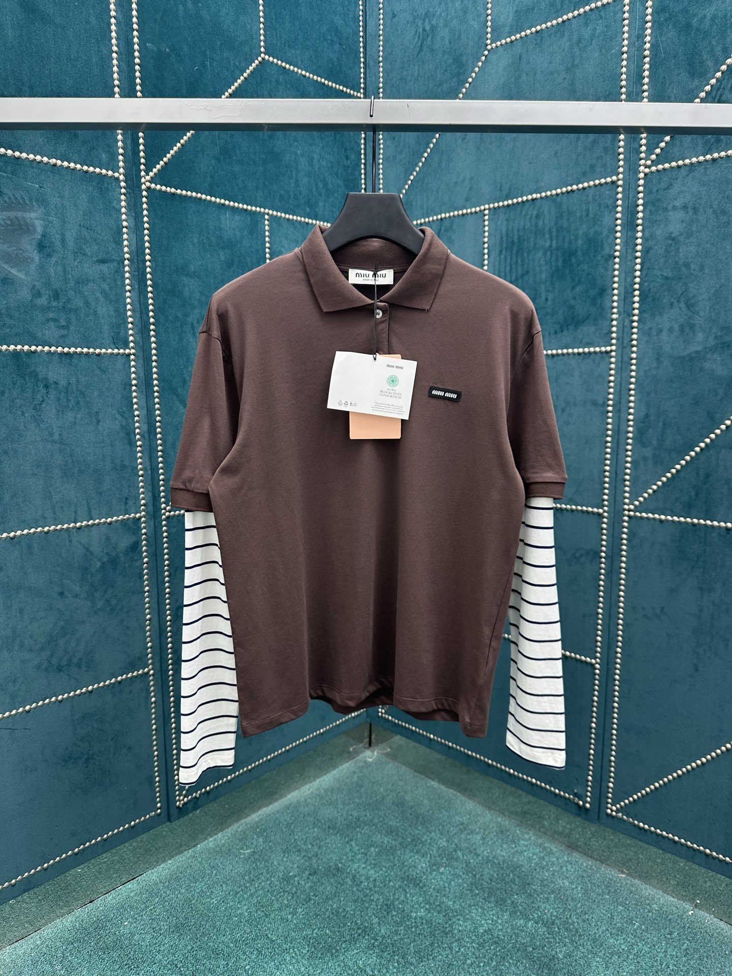 NO:507727,MIUMIU 25ss new style logos such as Polo shirts and striped knitted sweaters are gathered in a clothing, interpreting the sense of layering from a modern perspective, creating a playful look and a free and personalized interpretation. S.M.L.,,miumiu,alexander wang19860909MIUMIU 25ss新款风格标志如Polo衫和条纹针织衫汇聚于一件服装中,从现代视角诠释层次感,打造俏皮造型和自由、个性化的诠释. 码数S.M.L.,,miumiu,alexander wang,Men's clothing