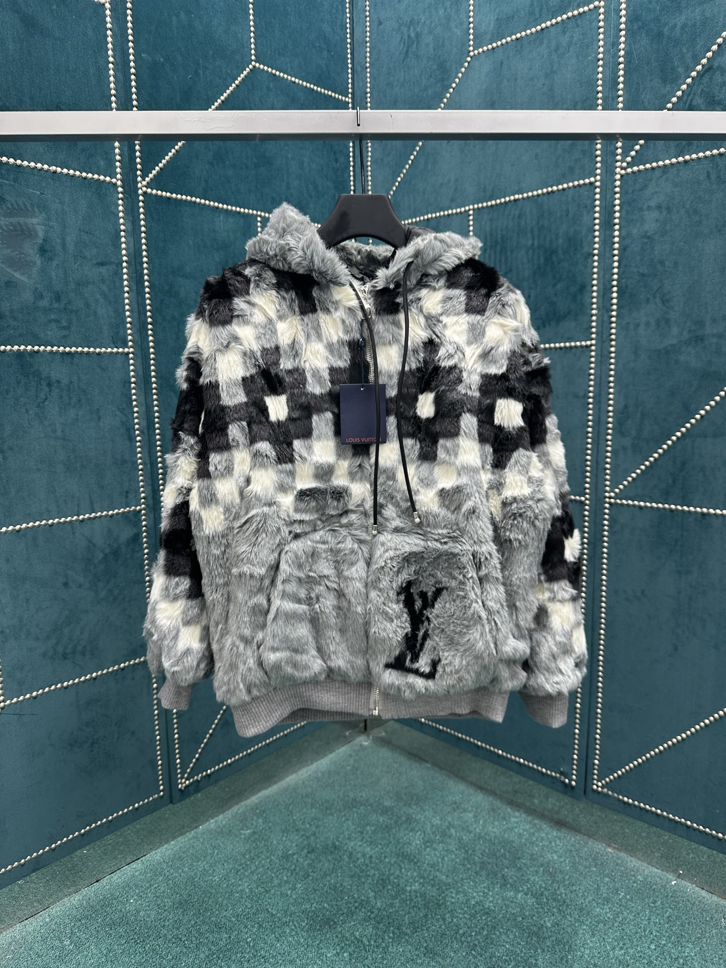 NO:507724,Donkey 25ss new hooded tunic jacket incorporates Monogram floral and Damier elements into the Fair Island inlay pattern, making it a comfortable choice for post-snow time with elegant design. The fine mink fur is carefully trimmed to present a 3D visual effect full of winter, contrasting with the LV logo in the left pocket. The number of codes S.M.L.XL.,,louis vuitton,louis vuitton,louis vuitton,jackets & coats,hats,alexander wang19860909驴家 25ss新款连帽束腰夹克将 Monogram 花卉和 Damier 元素融入费尔岛嵌花图案,以雅致设计成就雪后时光的舒适之选.细密水貂毛皮经精心修剪呈现冬意盎然的 3D 视效,与左侧口袋的 LV 标识映衬鲜明反差. 码数S.M.L.XL.,,louis vuitton,louis vuitton,louis vuitton,jackets & coats,hats,alexander wang,Men's clothing