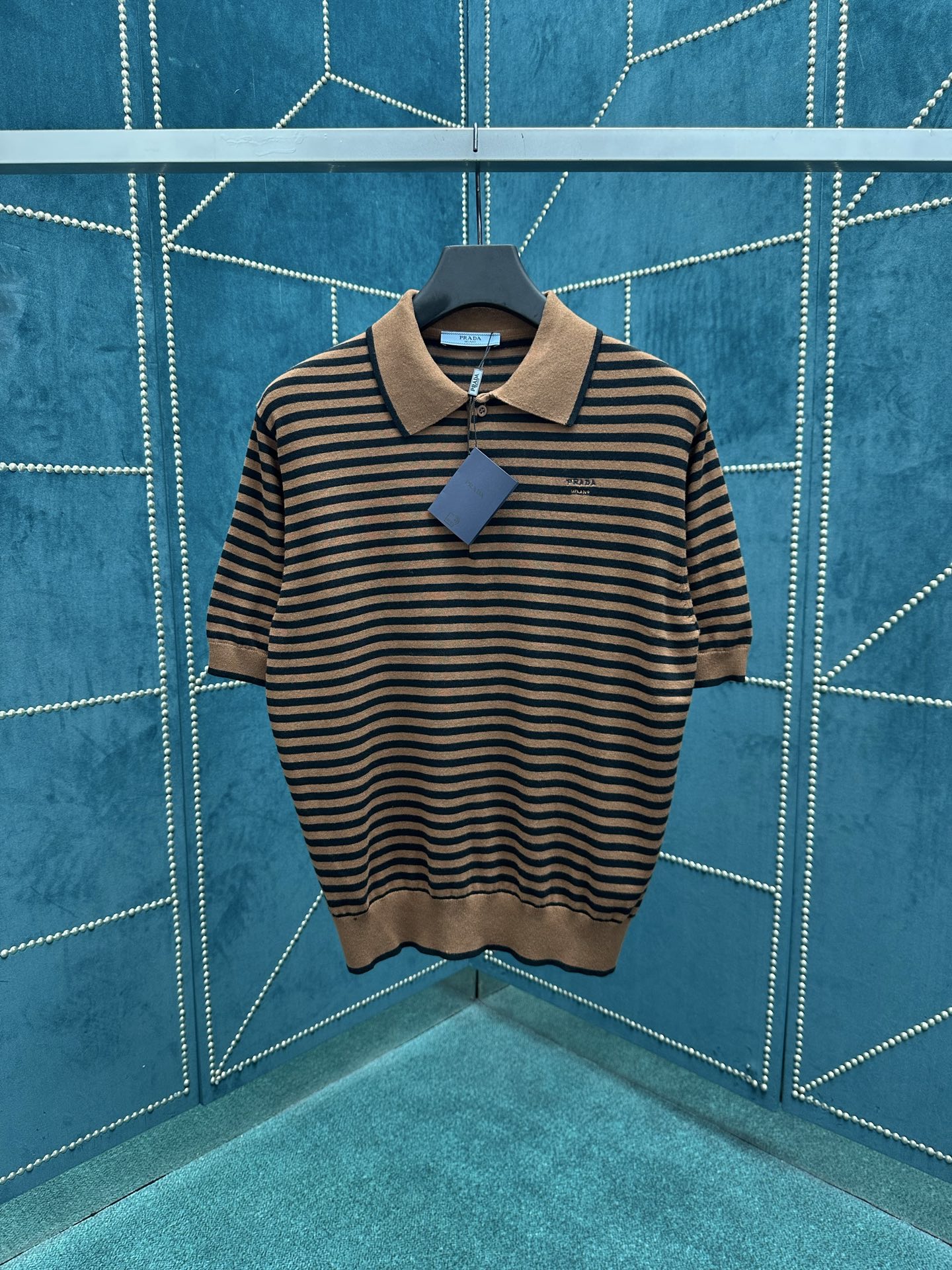 NO:507721,Prada 25ss new cotton knitted Polo shirt with light silhouette, vivid decorative stripes pattern. S.M.L.XL.,,prada,alexander wang19860909普拉达 25ss新款棉质针织Polo衫廓形轻盈,生动装饰条纹图案. 码数S.M.L.XL.,,prada,alexander wang,Men's clothing