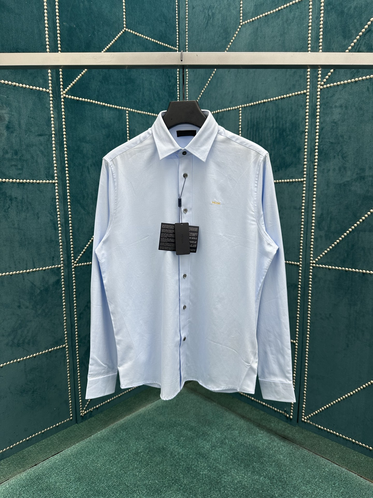 NO:507718,Prada 25ss new cotton shirt features classic tailoring, round hem and hidden button placket design. Embroidered letter logo on the front adds a sophisticated touch to the clothing. S.M.L.XL.XXL.,,prada,shirts,alexander wang19860909普拉达25ss新款棉质衬衫采用经典剪裁,圆形下摆和隐藏式纽扣门襟设计.正面刺绣字母徽标为衣物增添精致韵味. 码数S.M.L.XL.XXL.,,prada,shirts,alexander wang,Men's clothing