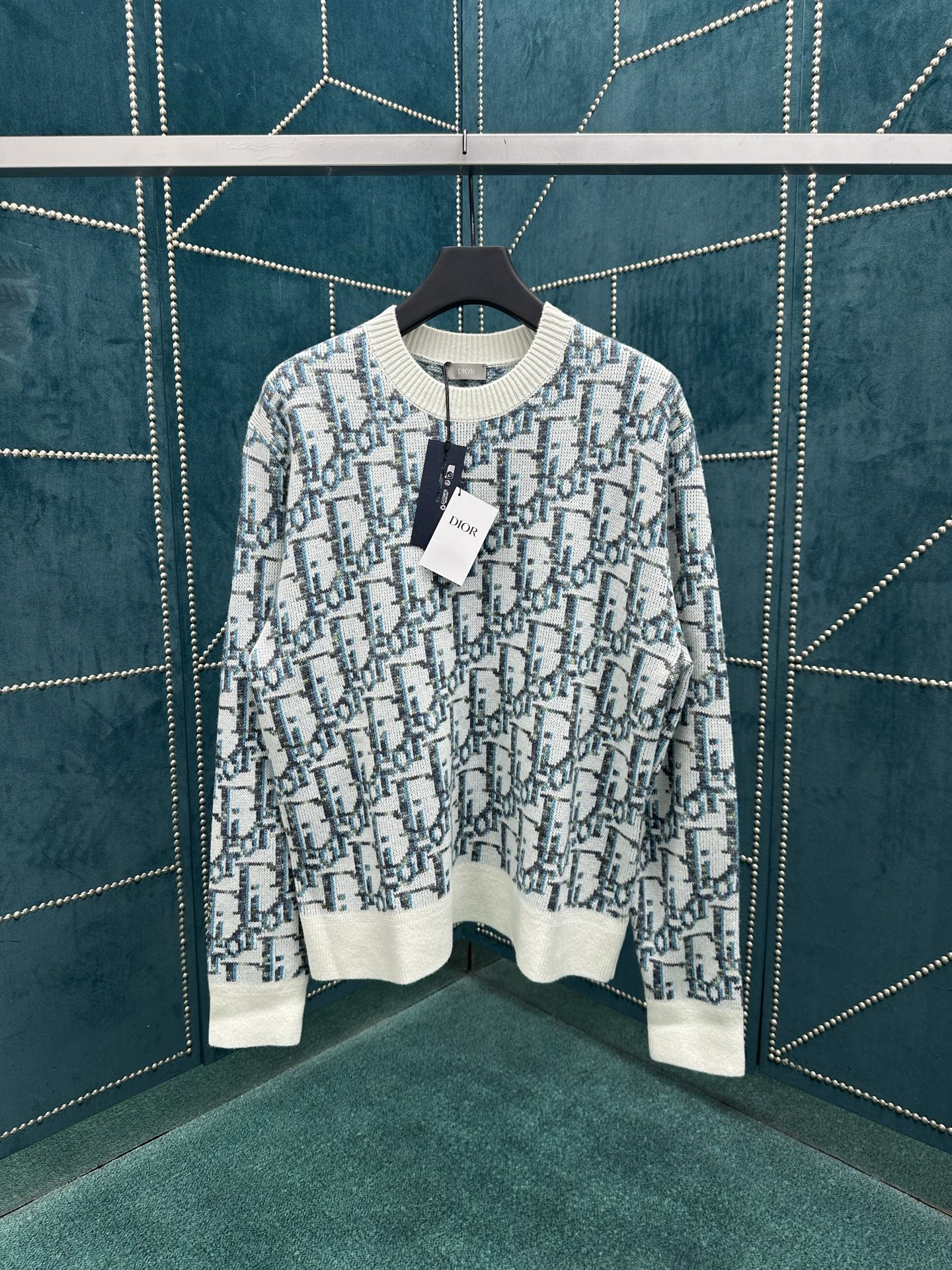 NO:507712,Dior 25ss new knitted sweater reinterprets the classic Oblique print. It is carefully crafted in white and blue wool jacquard fabric, paired with ribbed round neck, bottom edge and cuffs to create a casual silhouette. The elegant style adds a striking embellishment to a variety of looks. S.M.L.XL.,,dior,alexander wang19860909迪奥 25ss新款针织衫重新诠释经典的 Oblique 印花.采用白色和蓝色绵羊毛提花面料精心制作,搭配罗纹圆领、底边和袖口,打造休闲廓形.款式优雅,可为各式造型增添醒目点缀. 码数S.M.L.XL.,,dior,alexander wang,Men's clothing