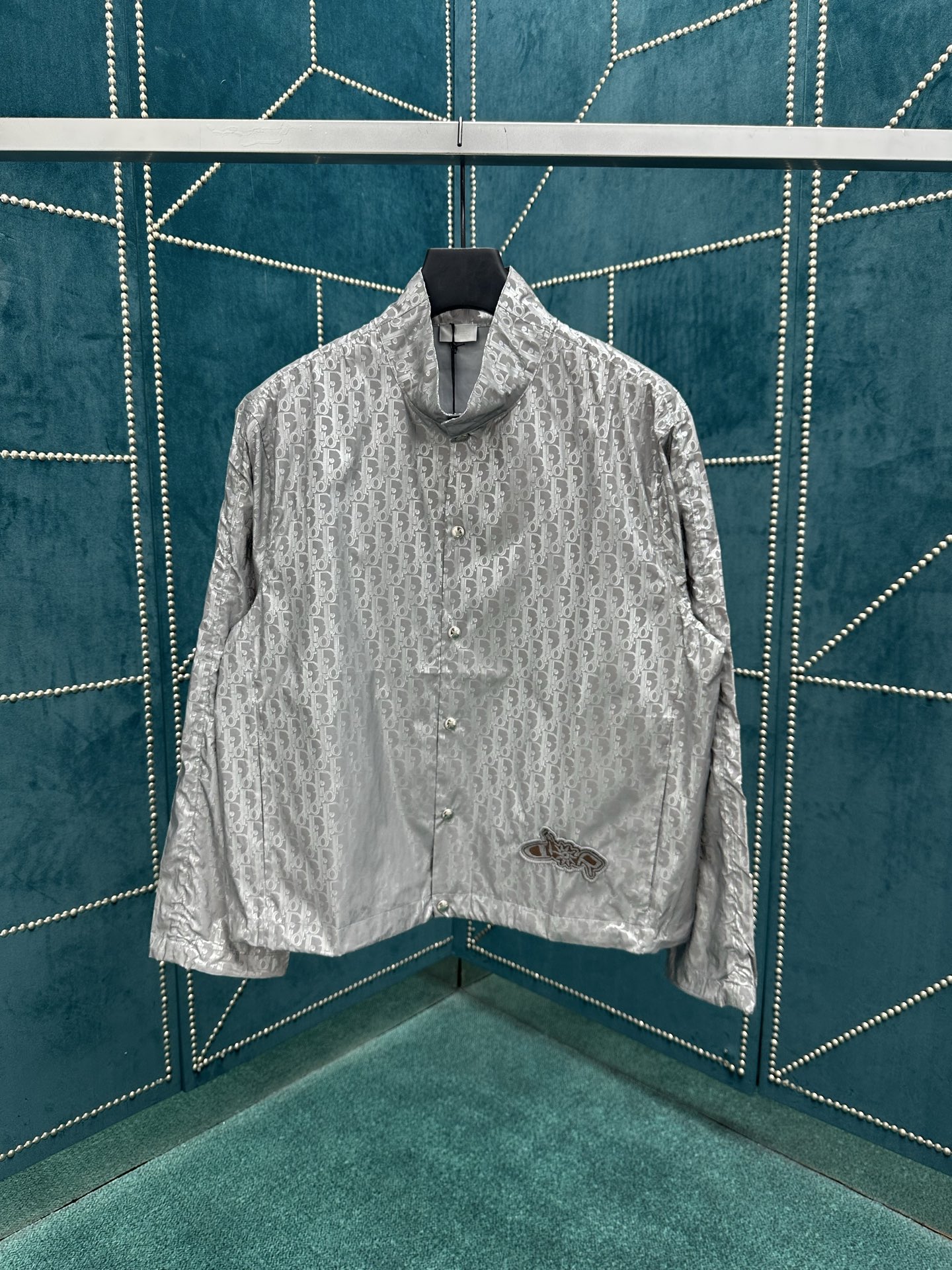 NO:507734,Dior 25ss new gray shirt comes from the exclusive DIOR AND LEWIS HAMILTON limited series. It is carefully crafted with reflective nylon, and is decorated with Oblique prints throughout the body to display the logo of the co-branded series, embellished with a reinterpreted Dior logo to highlight the graphic style. The sleeves are decorated with contrasting trim, paired with metal snaps, drawstring bottom edges and cuffs, making it more exquisite. It can be worn with trousers, shorts or jeans to create a delicate and stylish look. S.M.L.XL.,,dior,dior,shorts,jeans,shirts,alexander wang19860909迪奥25ss新款灰色衬衫来自尊享 DIOR AND LEWIS HAMILTON 限定系列.采用反光锦纶精心制作,通体饰以 Oblique 印花,展示联名系列的标志,点缀以重新诠释的 Dior 标志,彰显图形风格.衣袖饰以对比鲜明的饰边,搭配金属按扣、抽绳底边和袖口,更显精致.可搭配长裤、短裤或牛仔裤穿着,打造精致时尚的造型 码数S.M.L.XL.,,dior,dior,shorts,jeans,shirts,alexander wang,Men's clothing