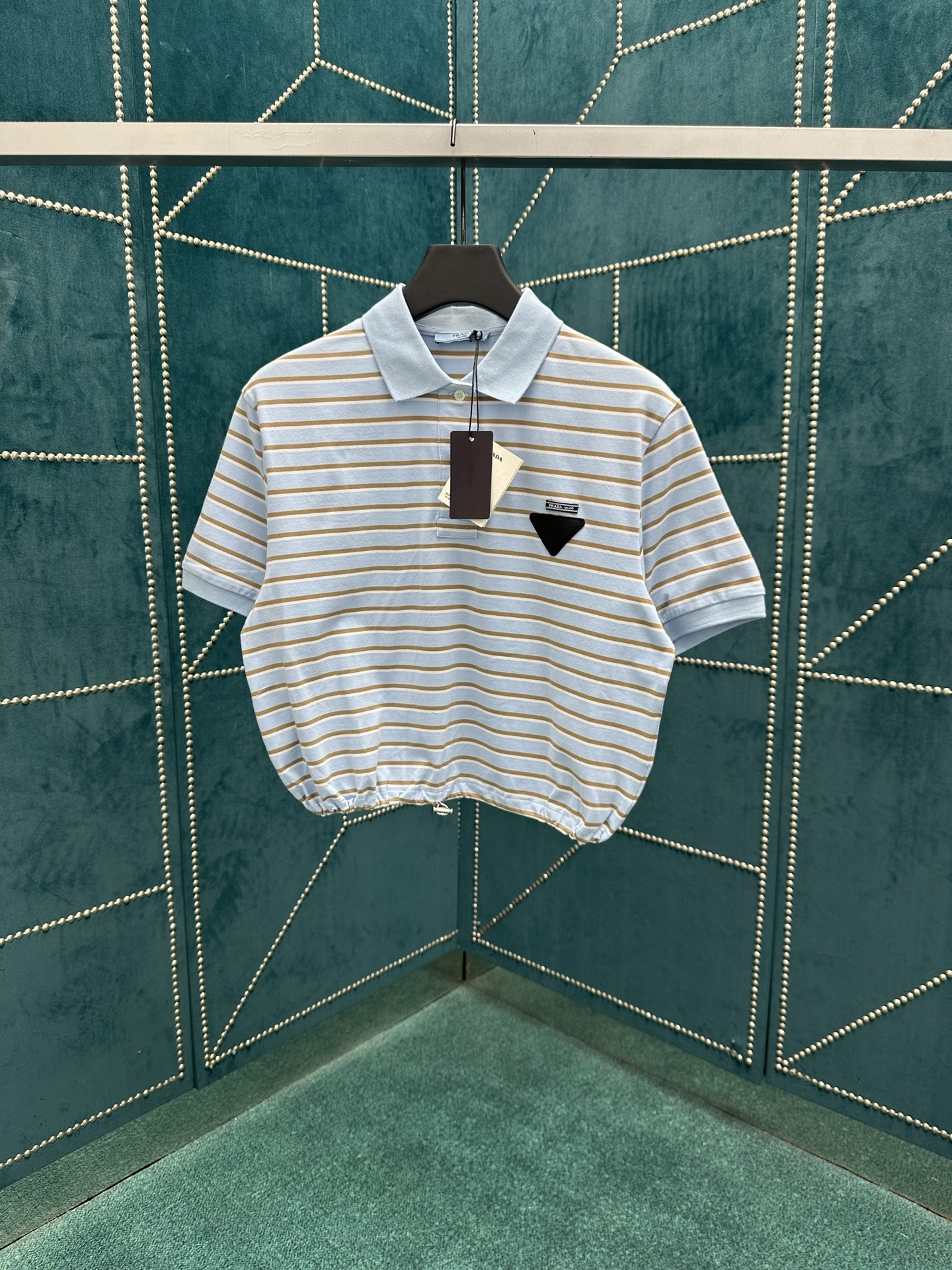NO:473982,Prada 25ss new nautical style retro striped pattern adds color to this short Polo shirt, adding exquisite and practical details such as elastic bottom edges. S.M.L., prada, alexander wang19860909普拉达 25ss新款航海风复古条纹图案为这一短款Polo衫添彩,加入弹力底边等精致且实用的细节. 码数S.M.L.,,prada,alexander wang,Men's clothing