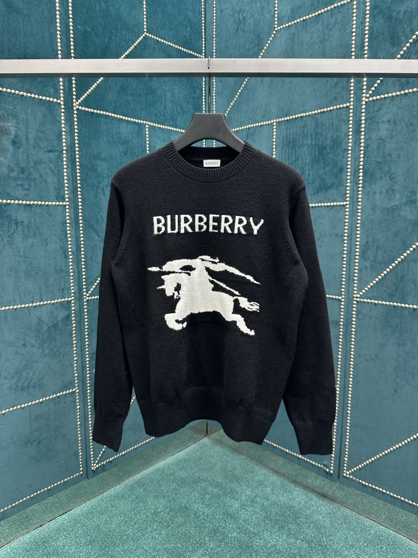 NO:473951,Burberry 25ss new knit sweater, made of soft wool cashmere blend fabric, is refined in an Italian workshop. It is embellished with contrasting Equestrian Knight logo (EKD) and brand logo, and is integrated with round neck design to present a regular style. S.M.L.XL., burberry, alexander wang19860909巴宝莉25ss新款针织衫,选用柔软羊毛羊绒混纺面料打造,于意大利工坊精制而成.点缀对比感马术骑士徽标（EKD）和品牌徽标,融入圆领设计,呈现常规版型. 码数S.M.L.XL.,,burberry,alexander wang,Men's clothing
