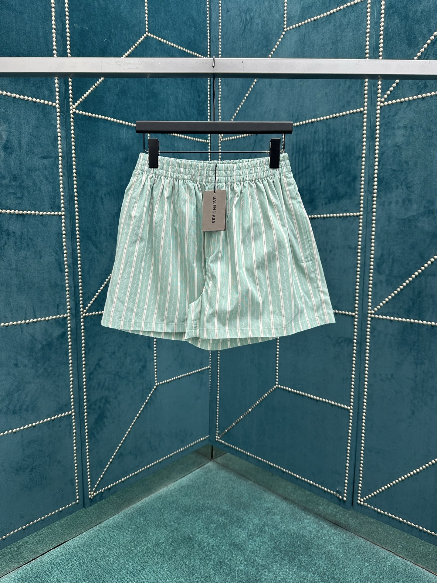 NO:473966,Paris 25ss new Pyjama men and women's simultaneous green and white draped striped copper-ammonia fiber-blended large shorts, unveiled in the 2025 autumn series Look 40. S.M.L.XL.,, shorts, alexander wang19860909巴黎25ss新款Pyjama男女同款绿色和白色垂坠条纹铜氨纤维混纺大号短裤,亮相于2025秋季系列Look 40. 码数S.M.L.XL.,,shorts,alexander wang,Men's clothing
