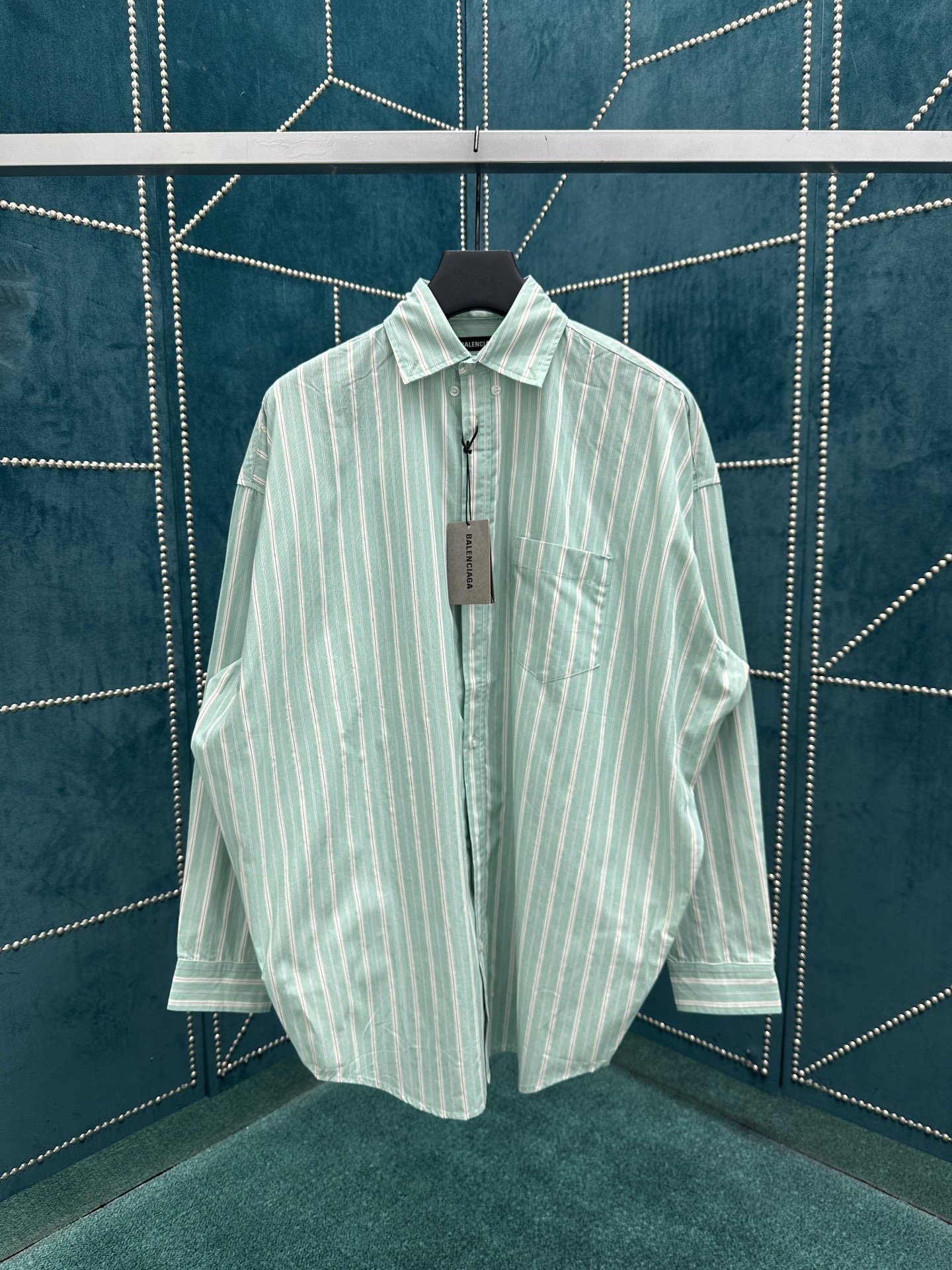 NO:473971,Paris 25ss new Pyjama men and women's simultaneous green and white draped striped copper-ammonia fiber-blend large shirt, unveiled in the 2025 autumn series Look 40. S.M.L.XL.,,shirts,alexander wang19860909巴黎25ss新款Pyjama男女同款绿色和白色垂坠条纹铜氨纤维混纺大号衬衫,亮相于2025秋季系列Look 40. 码数S.M.L.XL.,,shirts,alexander wang,Men's clothing