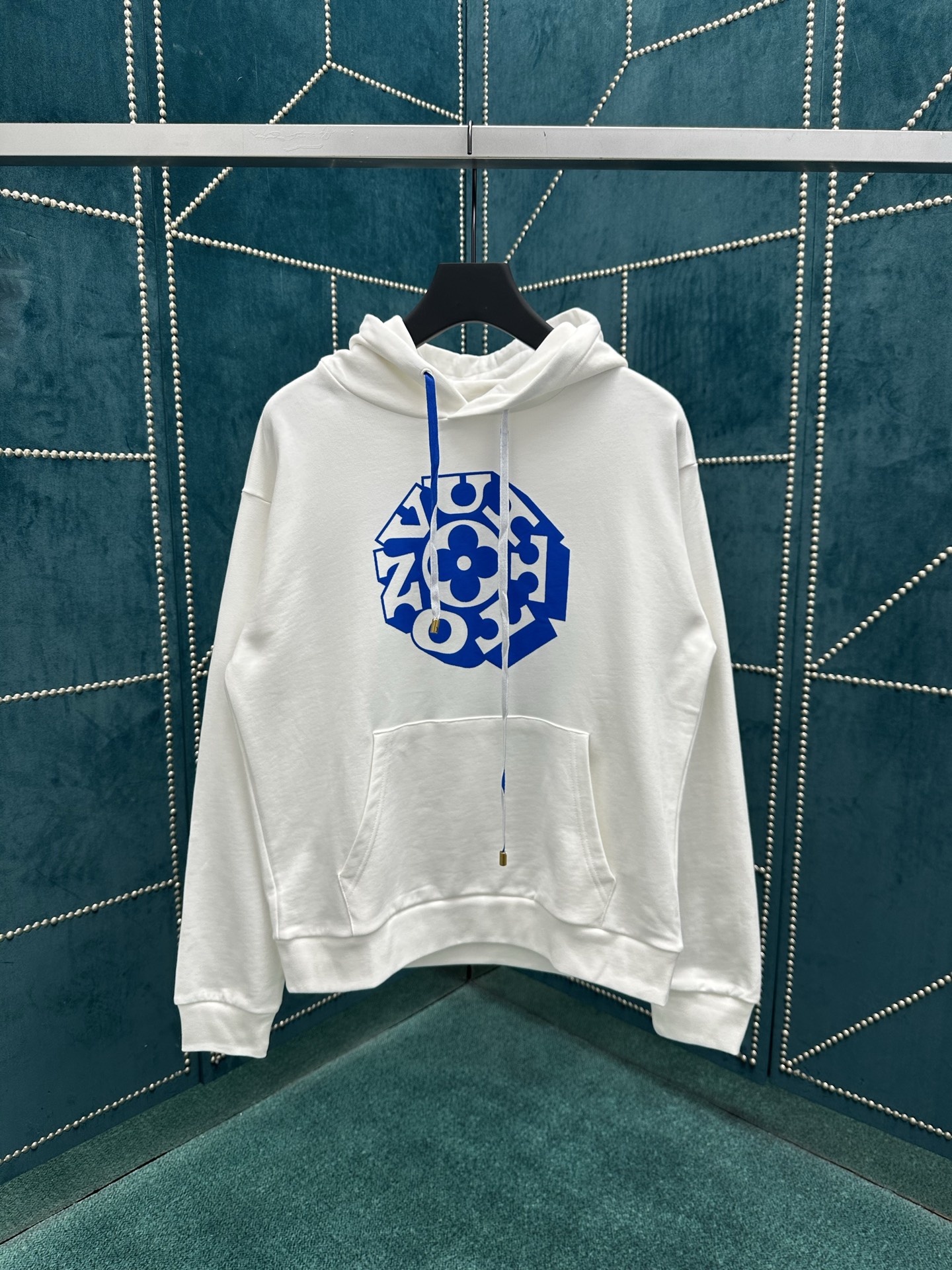 NO:473977,The new 25ss hoodie in the Donkey House 25ss is made of a shii-wire cotton blend to inject a gorgeous style into the casual silhouette. The eye-catching Vuitton Flower print and Vuitton logo are decorated before and after, slowly revealing a fresh summer atmosphere. S.M.L.XL.,,louis vuitton,louis vuitton,hoodie,sweatshirts,alexander wang19860909驴家 25ss新款卫衣以莹泽丝棉混纺为休闲廓形注入华美格调.醒目 Vuitton Flower 印花与 Vuitton 标识分饰前后,缓缓流露清新夏日气息. 码数S.M.L.XL.,,louis vuitton,louis vuitton,hoodie,sweatshirts,alexander wang,Men's clothing