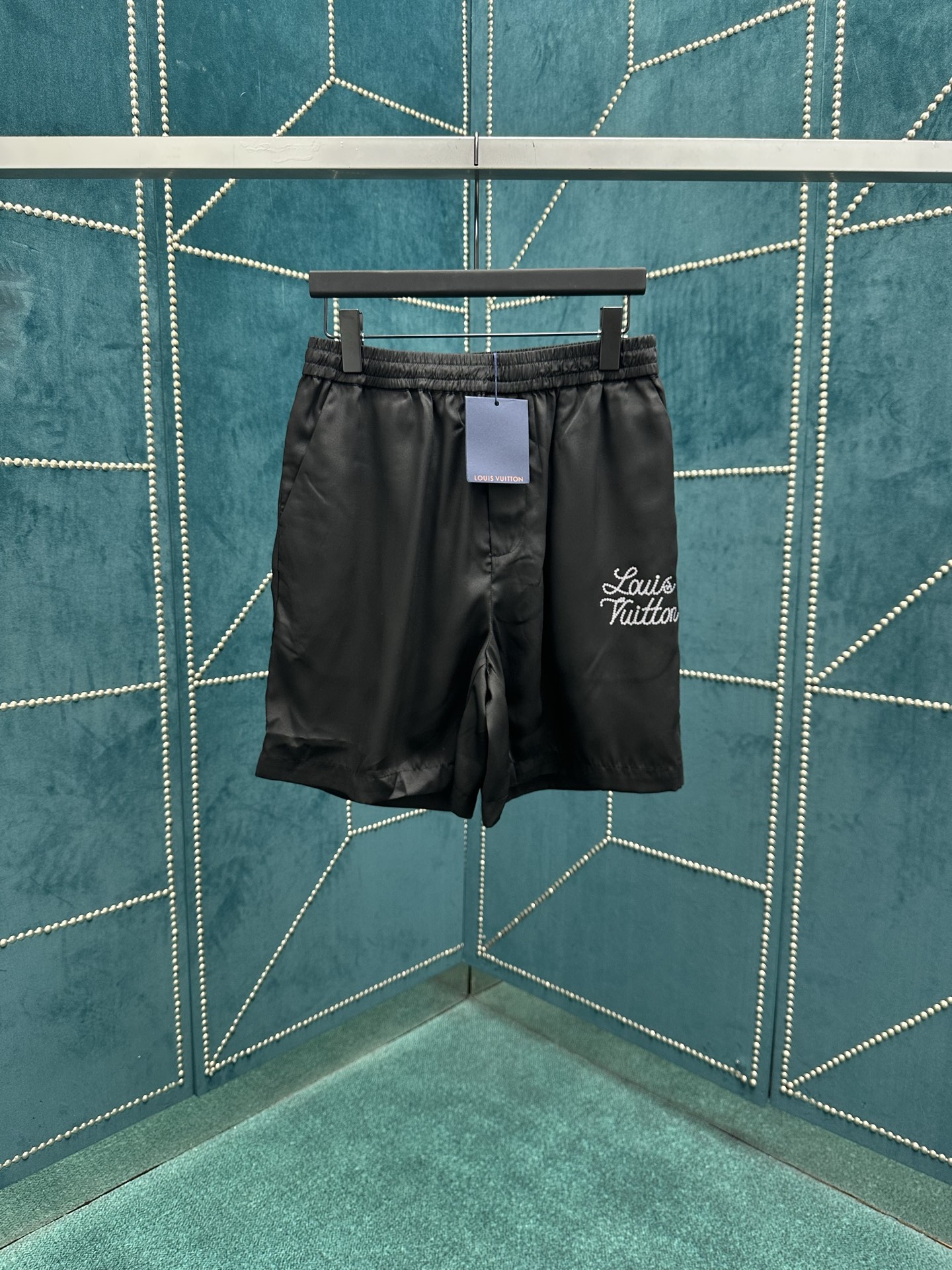 NO:473984,The new shorts of the Donkey 25ss are made of flowing twill mulberry silk, which conveys the leisurely summer style with the drawstring waist. Contrasting pearlescent dots are embellished with handwritten Louis Vuitton logo prints on the left, which can be used to create a shape that is suitable for day and night with the same open-collar shirt. The number of 46.48.50.52.,,louis vuitton,louis vuitton,louis vuitton,shorts,shirts,alexander wang19860909驴家25ss新款短裤取材飘逸斜纹桑蚕丝,以抽绳腰部传递夏日闲适格调.撞色珠光圆点于左侧点缀手写体路易威登标识印花,可与同款开领衬衫共筑昼夜皆宜的造型. 码数46.48.50.52.,,louis vuitton,louis vuitton,louis vuitton,shorts,shirts,alexander wang,Men's clothing