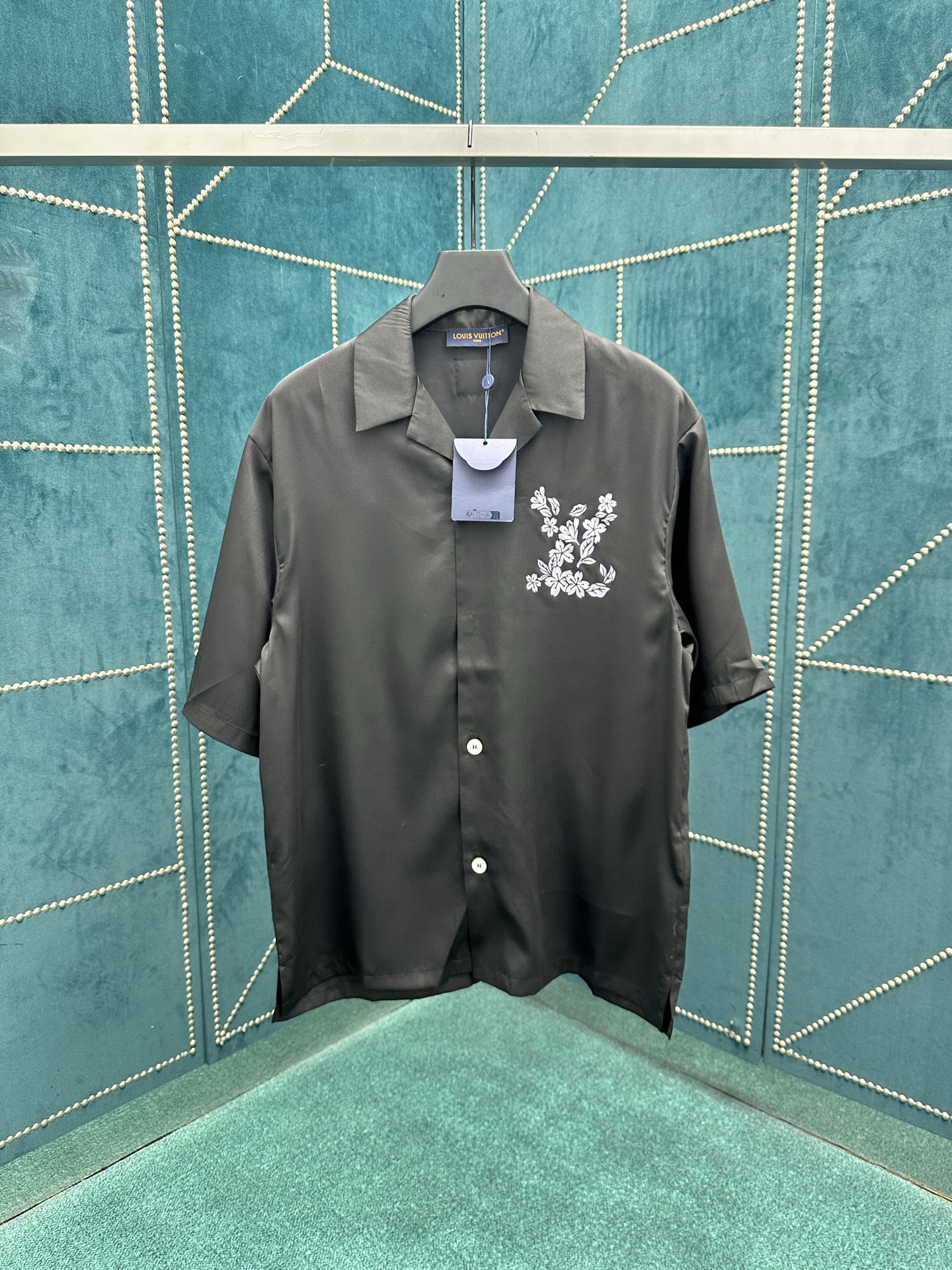 NO:473988,The new short-sleeved shirt of the Donkey 25ss conveys a gorgeous texture with flowing mulberry silk, and uses the open collar design and pearlescent effect. The LV Flower logo prints perfectly with the same shorts to create a trendy style that is suitable for day and night. Size S.M.L.XL.,,louis vuitton,louis vuitton,louis vuitton,shorts,shirts,T-shirt,alexander wang19860909驴家 25ss新款短袖衬衫以飘逸桑蚕丝传递华美质感,借开领设计和珠光效果 LV Flower 标识印花完善闲适格调.可与同款短裤共筑昼夜皆宜的潮流造型. 码数S.M.L.XL.,,louis vuitton,louis vuitton,louis vuitton,shorts,shirts,T-shirt,alexander wang,Men's clothing