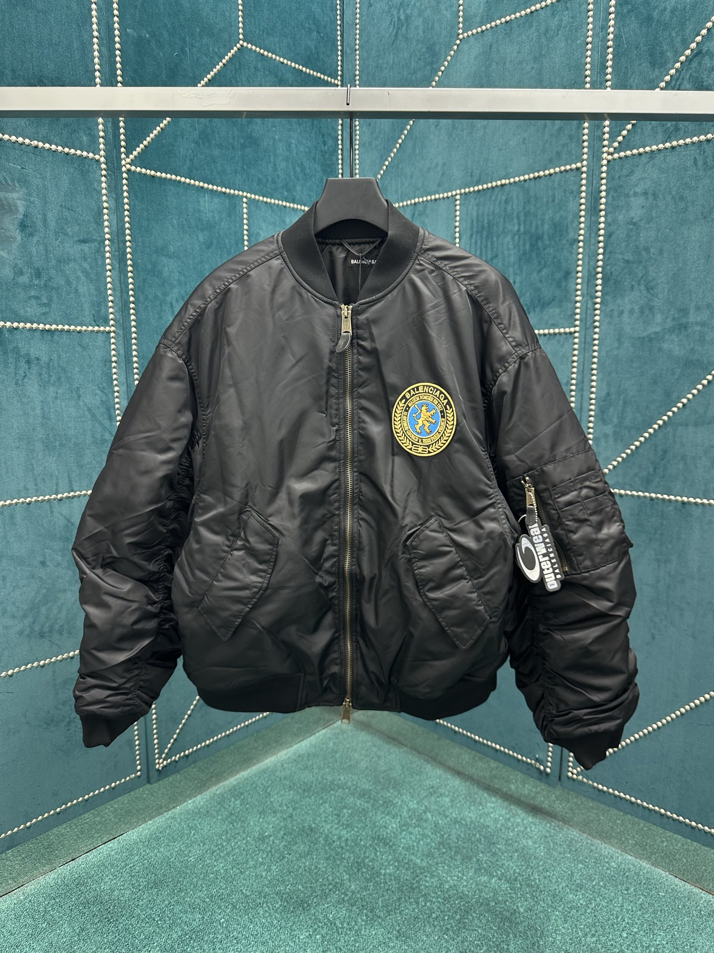 NO:482562,Paris 25ss new autumn series long-sleeved zippered cotton jacket, same style for men and women, loose style, higher version, 39.40.41.42.,,alexander wang19860909巴黎 25ss新款秋季系列 长袖拉链开合棉服 男女同款 宽松版型 高版本 码数39.40.41.42.,,alexander wang,Men's clothing