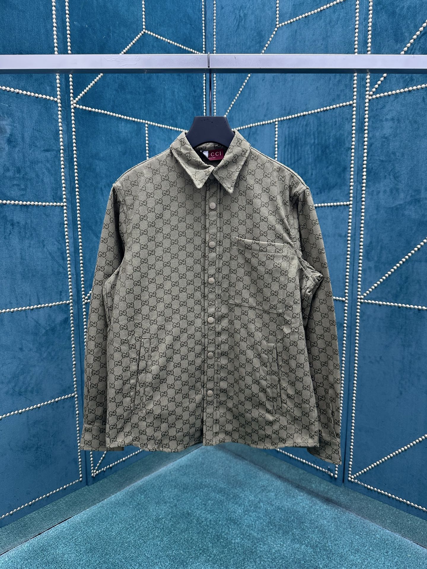 NO:482556,G Home 25ss new jacket shirt is made of GG canvas fabric ingeniously, and the lightweight fleece design adds comfort. Size 46.48.50.52., gucci, jackets & coats,shirts,alexander wang19860909G家 25ss新款外套式衬衫采用GG帆布面料匠心打造,轻量夹绒设计更添舒适. 码数46.48.50.52.,,gucci,jackets & coats,shirts,alexander wang,Men's clothing