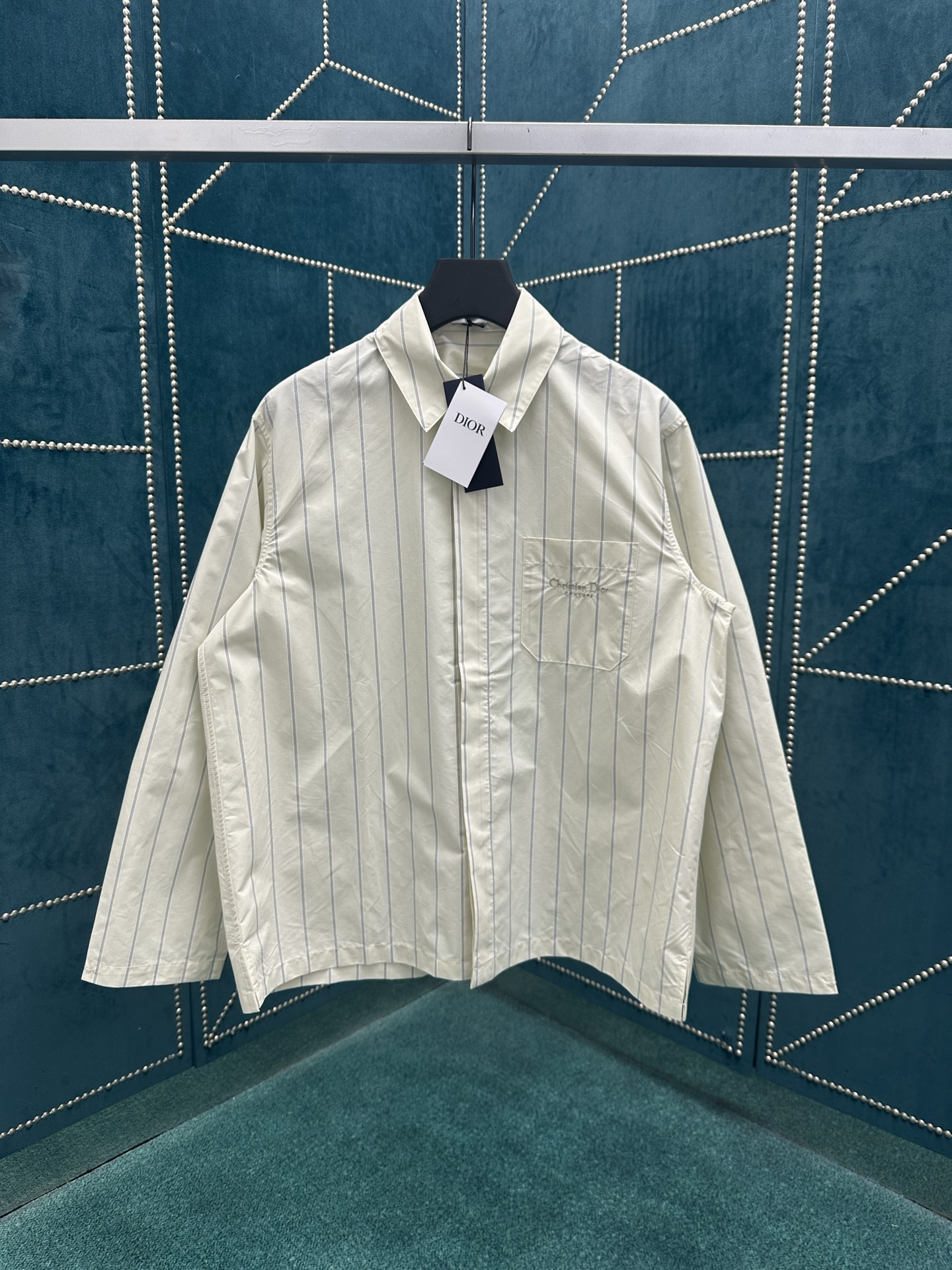 NO:482606,Dior 25ss new shirt is a classic item for Dior men's clothing. It is carefully crafted from beige striped cotton-blend poplin, with Christian Dior Couture embroidery on the chest pocket, and the hidden button closure makes the silhouette more refined. Comfortable, it can be matched with jeans or trousers to create a stylish look. Size 46.48.50.52.,dior,dior,jeans,shirts,alexander wang19860909迪奥 25ss新款衬衫是 Dior 男装的经典单品.采用米色条纹棉质混纺府绸精心制作,胸前口袋饰以 Christian Dior Couture 刺绣,隐藏式纽扣开合令廓形更加精致.穿着舒适,可与牛仔裤或长裤搭配,打造时尚的造型. 码数46.48.50.52.,,dior,dior,jeans,shirts,alexander wang,Men's clothing