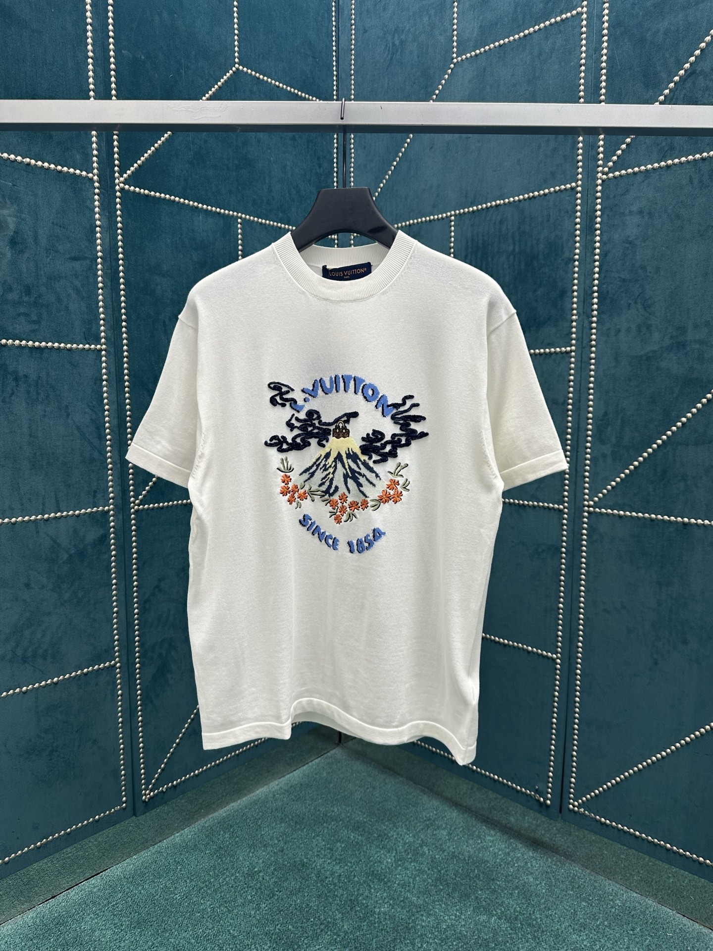 NO:482589,The new autumn and winter show of the Donkey House 25ss show is a dance between Pharrell William and Nigo. A Monogram handbag appeared at the crater, surrounded by Louis Vuitton elements and cherry blossoms. This picture is presented on the chest of this sweater through inlay and embroidery. The soft cotton cloth cuts out a short-sleeved round neck style. S.M.L.XL.,,louis vuitton,louis vuitton,louis vuitton,T-shirt,alexander wang19860909驴家 25ss新款秋冬秀场上演 Pharrell William 与 Nigo 的共舞之作.火山口出现一只 Monogram 手袋,四周环绕着路易威登元素和樱花,这一图景经由嵌花和刺绣工艺,呈现于此款针织衫胸前.柔软棉布裁出短袖圆领版型. 码数S.M.L.XL.,,louis vuitton,louis vuitton,louis vuitton,T-shirt,alexander wang,Men's clothing